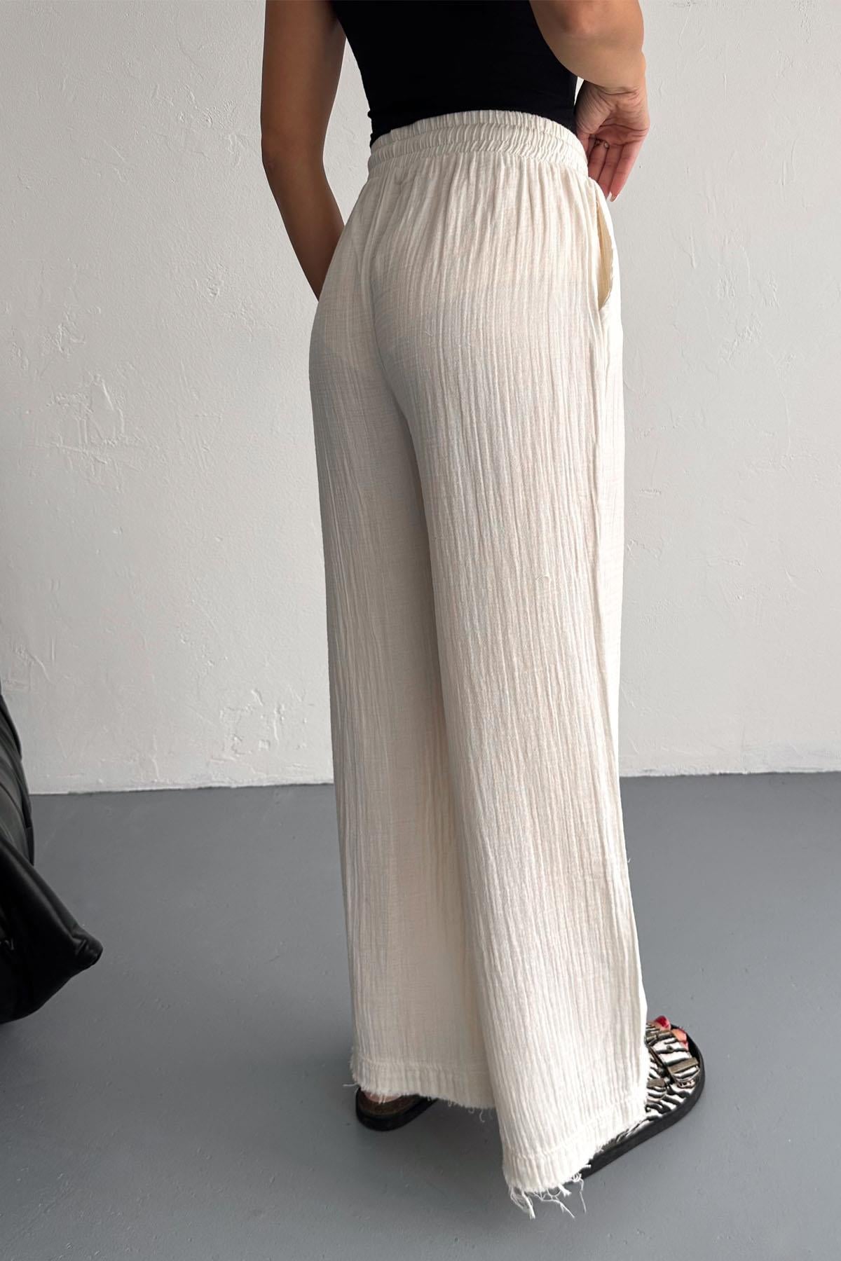 Pamuklu Müslin Kumaş Paça Püskül Bol Paça Pantolonİstangulbutik.com'da şık ve rahat pamuklu müslin kumaştan üretilmiş paça püsküllü bol paça pantolonları keşfedin. Tarzınızı yansıtan en yeni trendleri yakalayın!PantolonİSTANGÜL BUTİK