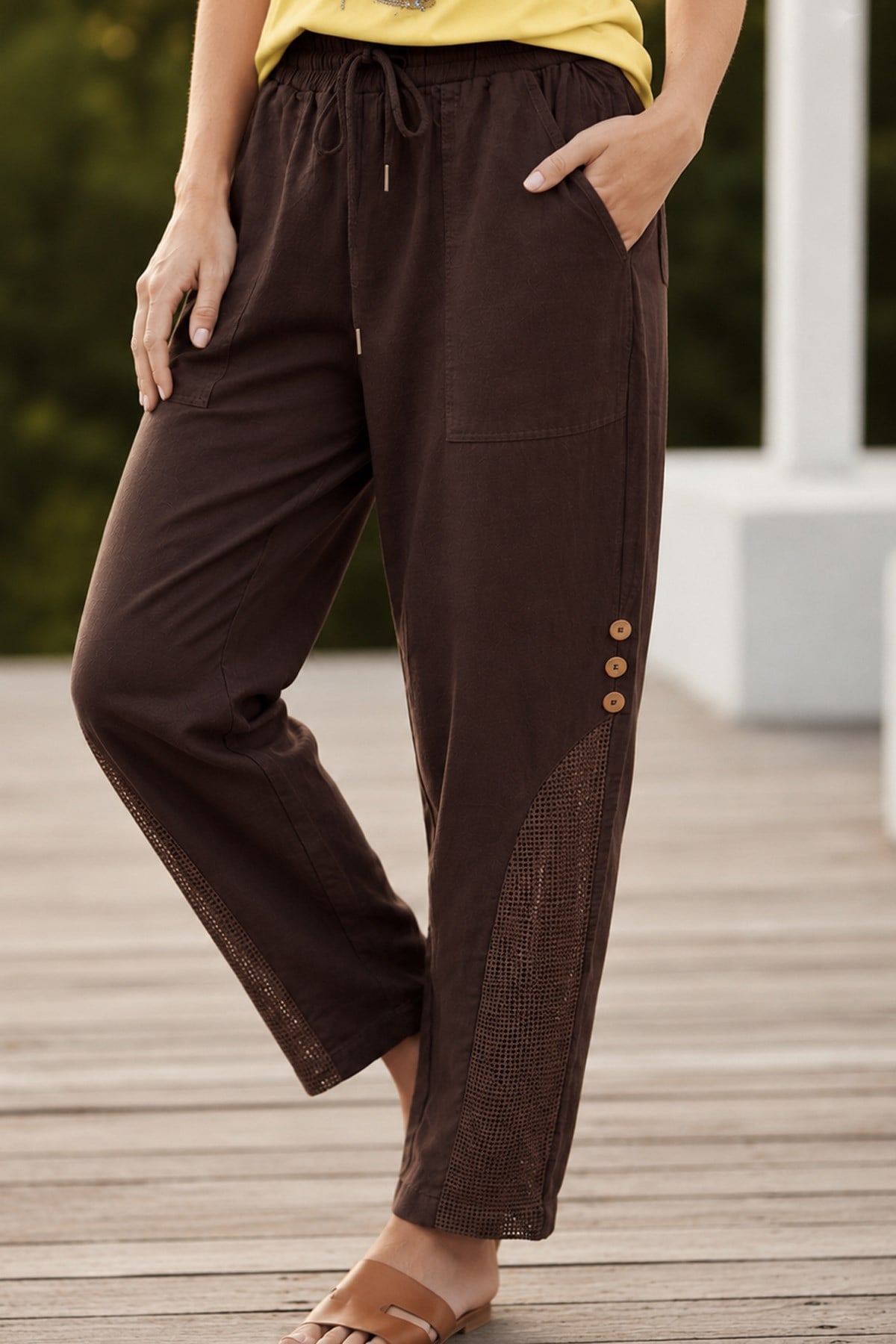 Paça File ve Düğme Detay Keten Pantolonİstangulbutik.com'da şık ve tarz görünmenin anahtarı: Paça file ve düğme detaylı keten pantolonlar! En şık kombinleri tamamlaman için hemen göz atabilirsin.PantolonİSTANGÜL BUTİK