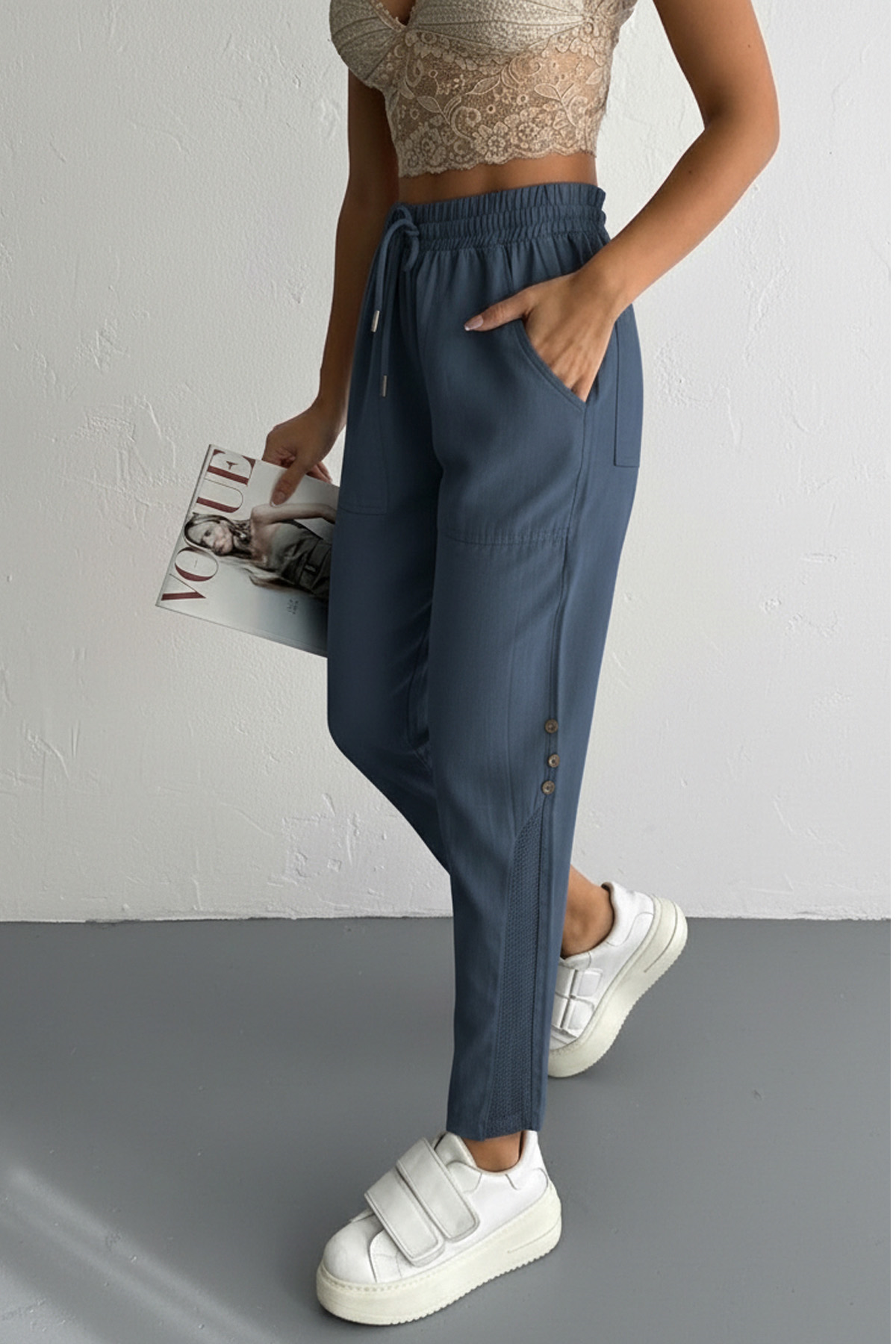 Paça File ve Düğme Detay Keten Pantolonİstangulbutik.com'da şık ve tarz görünmenin anahtarı: Paça file ve düğme detaylı keten pantolonlar! En şık kombinleri tamamlaman için hemen göz atabilirsin.PantolonİSTANGÜL BUTİK