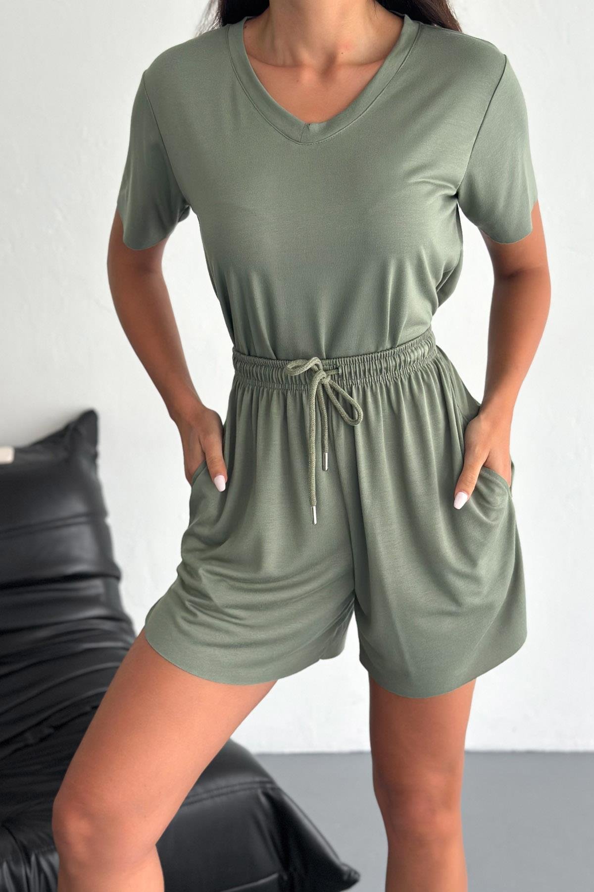 Modal Kumaş Rahat ve Esnek Şortlu Takımİstangulbutik.com'da şıklığı ve rahatlığı bir arada sunan modal kumaştan üretilmiş, esnek yapılı şortlu takımları bulabilirsin. Şimdi hemen incele!TAKIMİSTANGÜL BUTİK