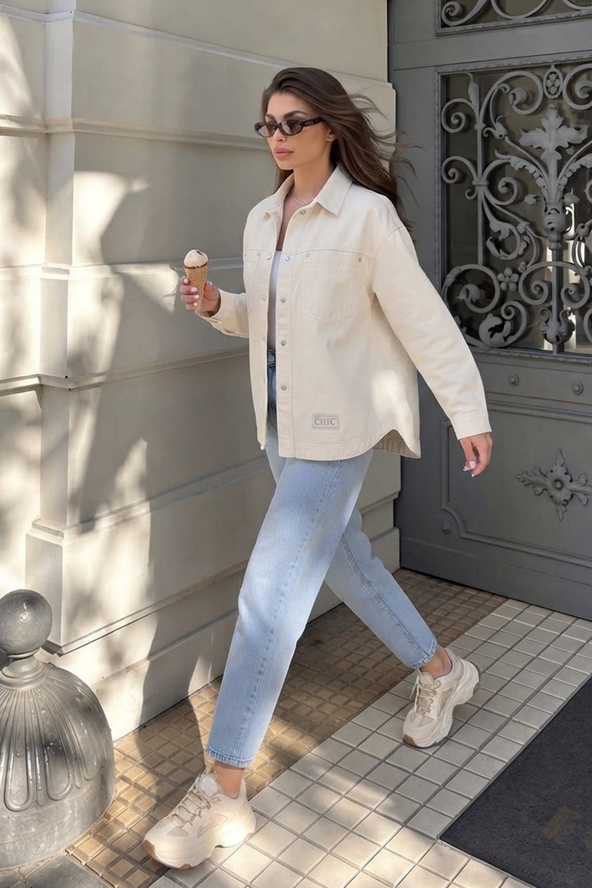Kadın Oversize Kot Ceket Gömlek – Metal Çıtçıtlı Ve Çift Cepli Denim Ceket - BejKadın Kahverengi Oversize Kot Ceket Gömlek | Metal Çıtçıtlı Denim Ceket | İstangul ButikCeketİSTANGÜL BUTİK
