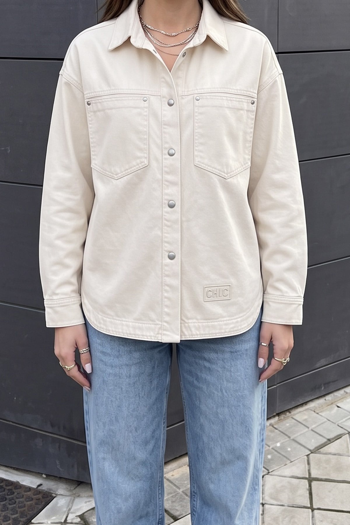 Kadın Oversize Kot Ceket Gömlek – Metal Çıtçıtlı Ve Çift Cepli Denim Ceket - BejKadın Kahverengi Oversize Kot Ceket Gömlek | Metal Çıtçıtlı Denim Ceket | İstangul ButikCeketİSTANGÜL BUTİK