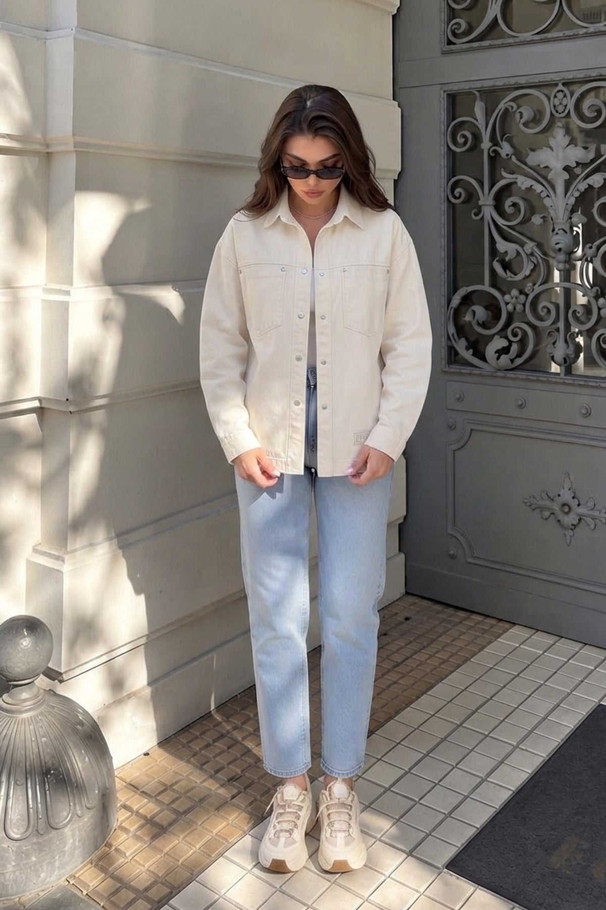 Kadın Oversize Kot Ceket Gömlek – Metal Çıtçıtlı Ve Çift Cepli Denim Ceket - BejKadın Kahverengi Oversize Kot Ceket Gömlek | Metal Çıtçıtlı Denim Ceket | İstangul ButikCeketİSTANGÜL BUTİK
