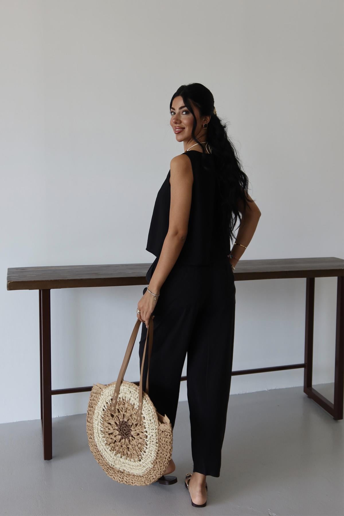 Minimal Ease Kolsuz Yazlık TakımMinimal Ease Siyah Kolsuz Yazlık Takım – Günlük Şık ve Rahat Kadın TakımTAKIMİSTANGÜL BUTİK