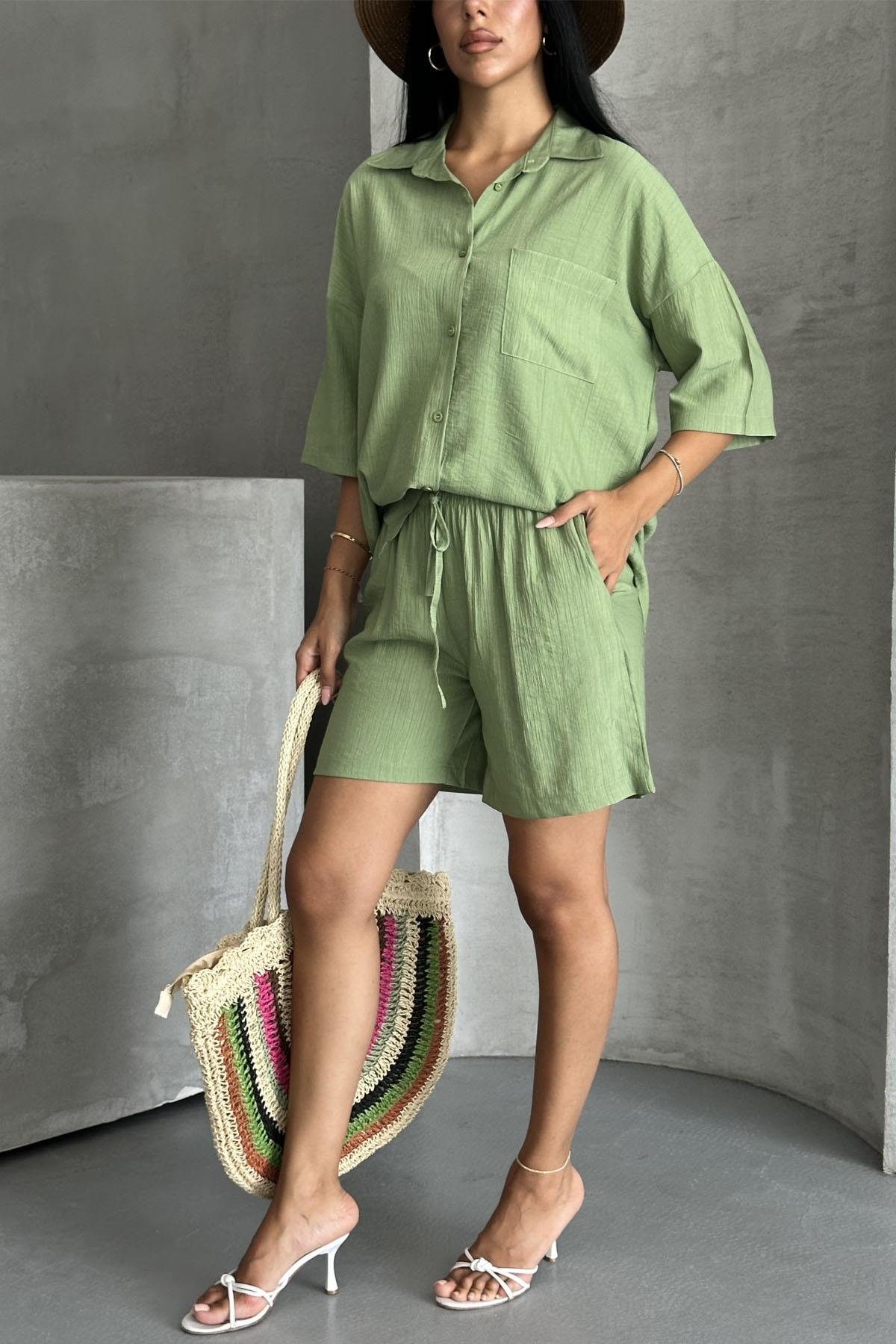 Strawberry Breeze Çilek Dokuma Şortlu Yazlık TakımStrawberry Breeze Oversize Şortlu Takım – Yazlık Çilek Dokuma Kadın TakımTAKIMİSTANGÜL BUTİK