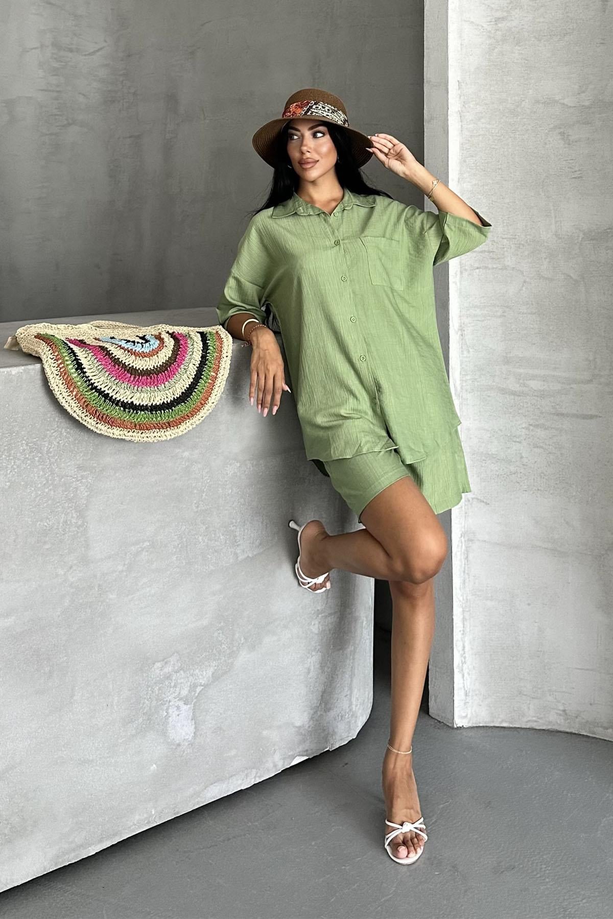 Strawberry Breeze Çilek Dokuma Şortlu Yazlık TakımStrawberry Breeze Oversize Şortlu Takım – Yazlık Çilek Dokuma Kadın TakımTAKIMİSTANGÜL BUTİK