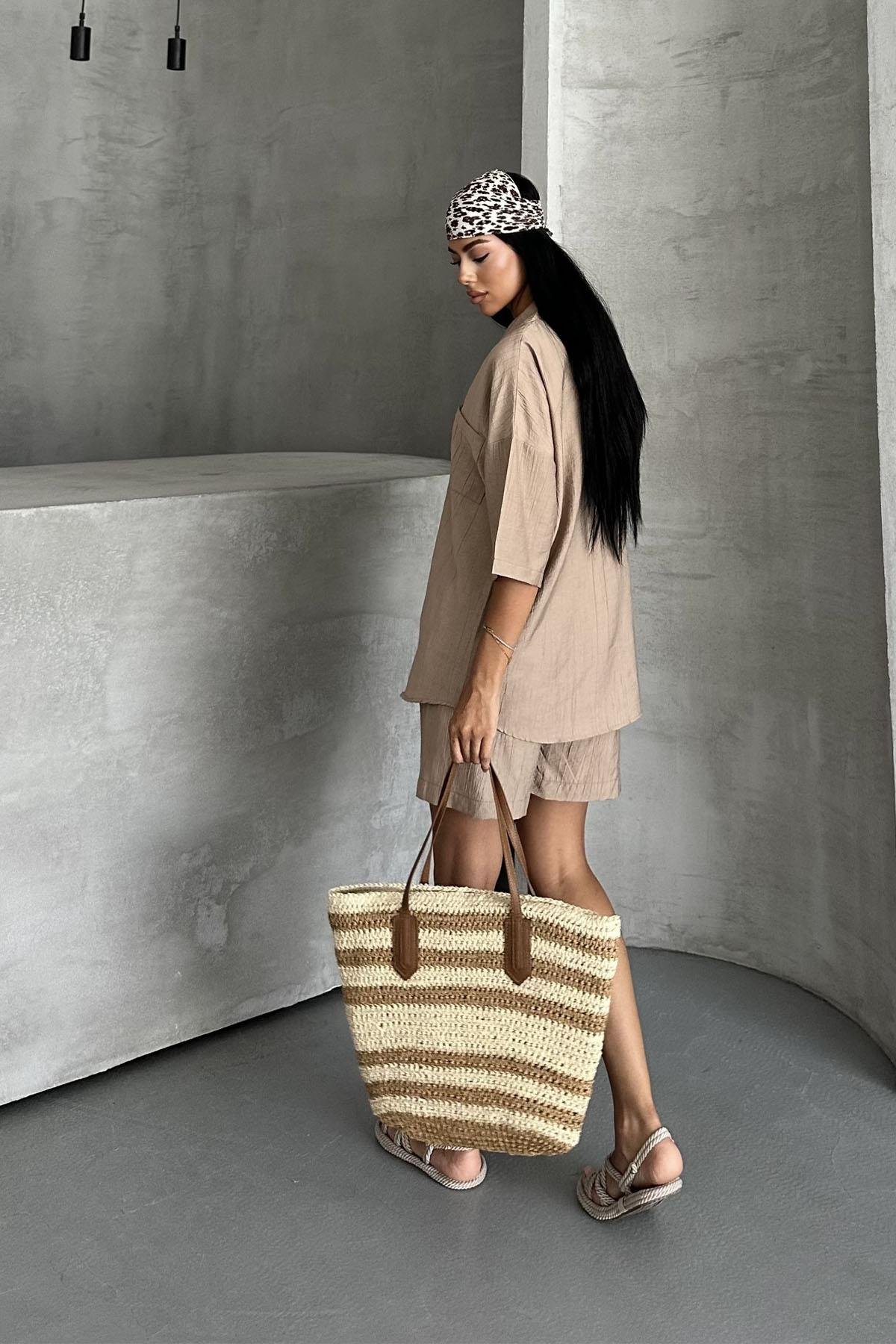 Strawberry Breeze Çilek Dokuma Şortlu Yazlık TakımStrawberry Breeze Oversize Şortlu Takım – Yazlık Çilek Dokuma Kadın TakımTAKIMİSTANGÜL BUTİK