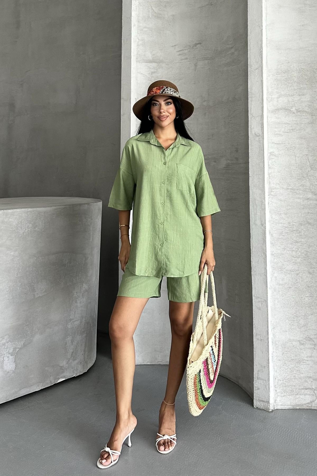 Strawberry Breeze Çilek Dokuma Şortlu Yazlık TakımStrawberry Breeze Oversize Şortlu Takım – Yazlık Çilek Dokuma Kadın TakımTAKIMİSTANGÜL BUTİK