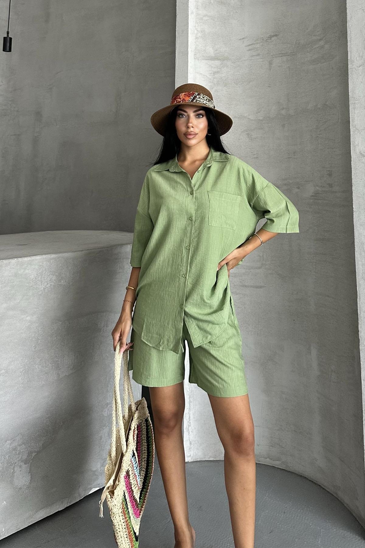 Strawberry Breeze Çilek Dokuma Şortlu Yazlık TakımStrawberry Breeze Oversize Şortlu Takım – Yazlık Çilek Dokuma Kadın TakımTAKIMİSTANGÜL BUTİK