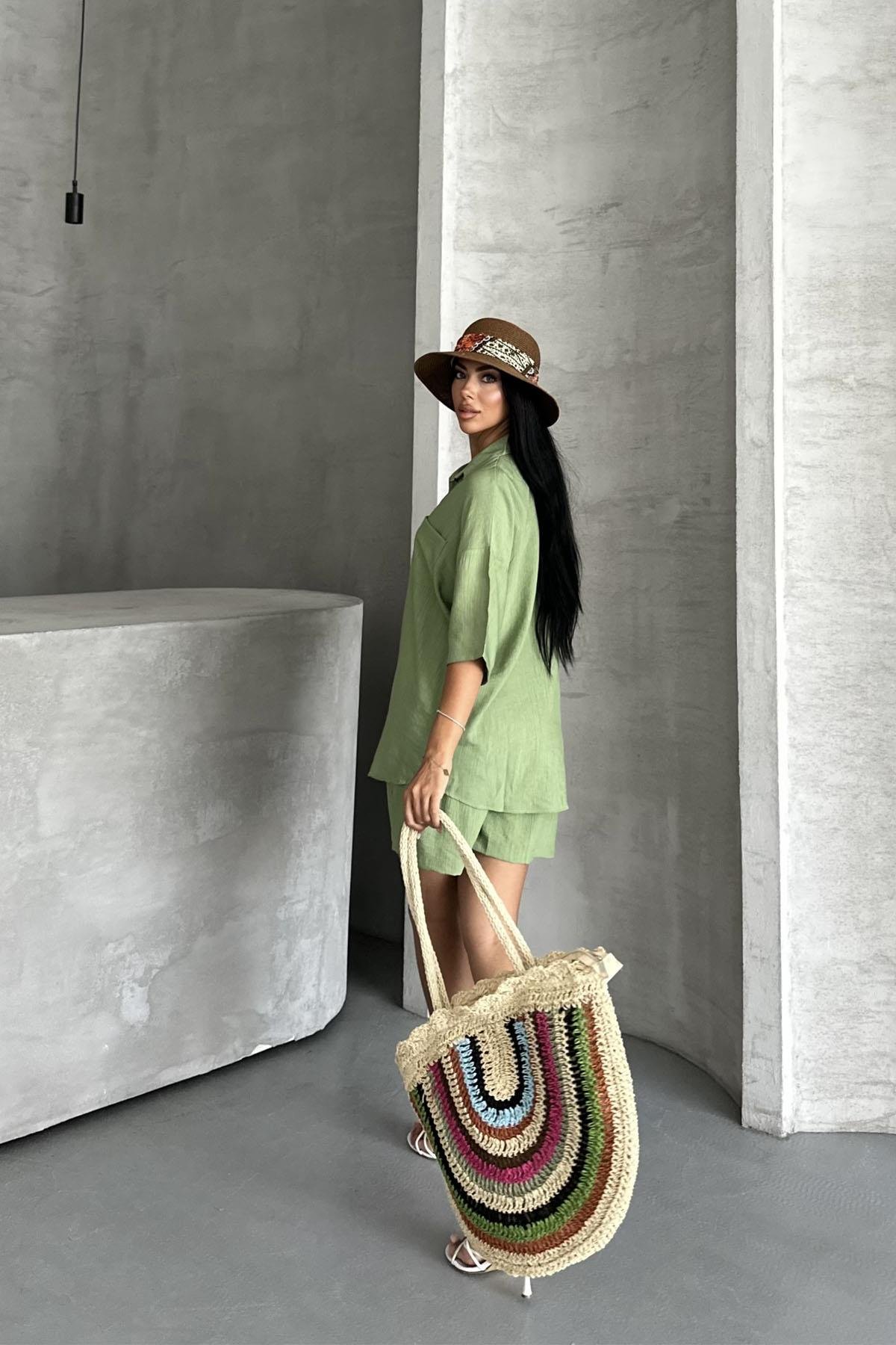 Strawberry Breeze Çilek Dokuma Şortlu Yazlık TakımStrawberry Breeze Oversize Şortlu Takım – Yazlık Çilek Dokuma Kadın TakımTAKIMİSTANGÜL BUTİK