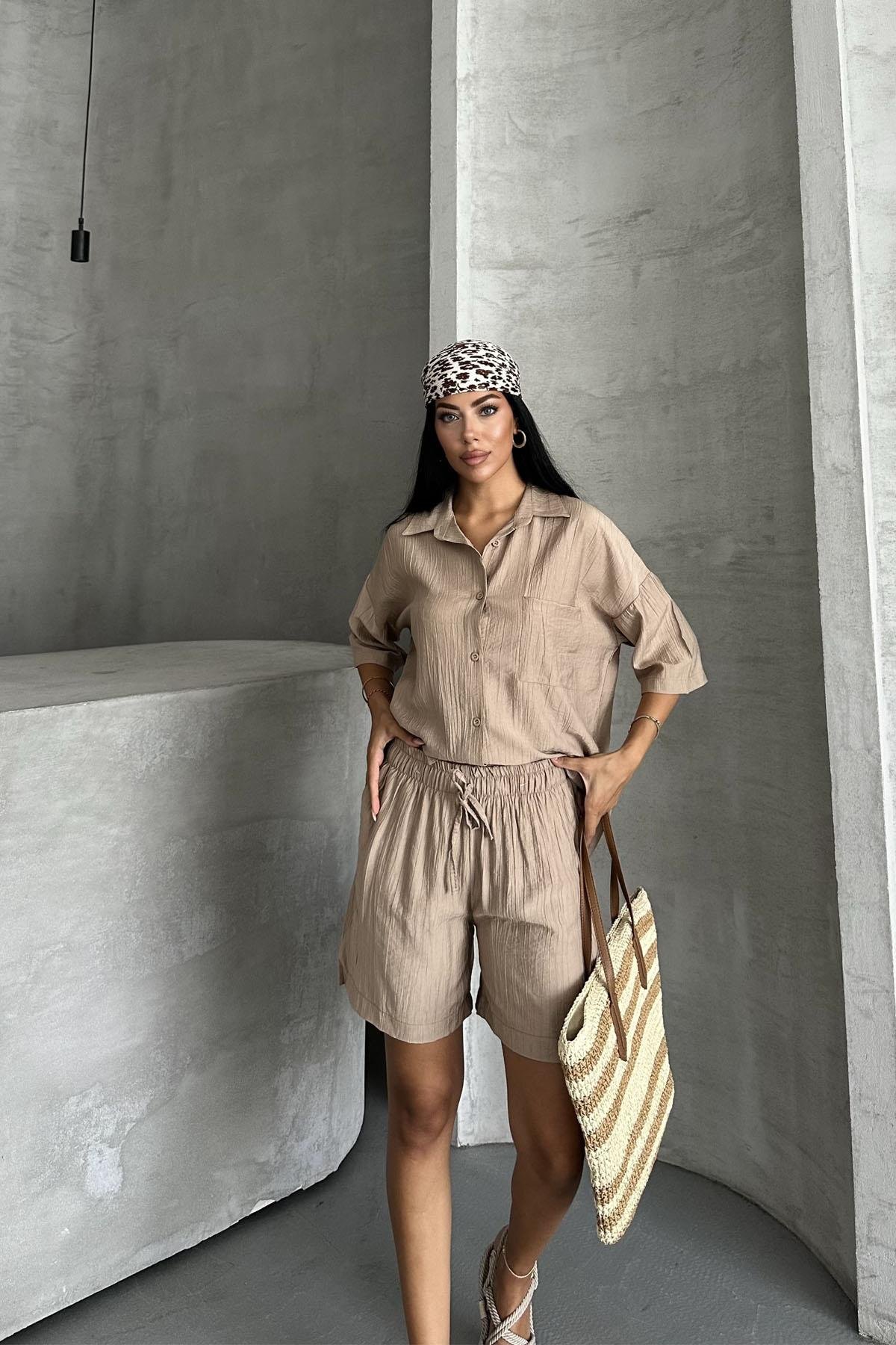 Strawberry Breeze Çilek Dokuma Şortlu Yazlık TakımStrawberry Breeze Oversize Şortlu Takım – Yazlık Çilek Dokuma Kadın TakımTAKIMİSTANGÜL BUTİK
