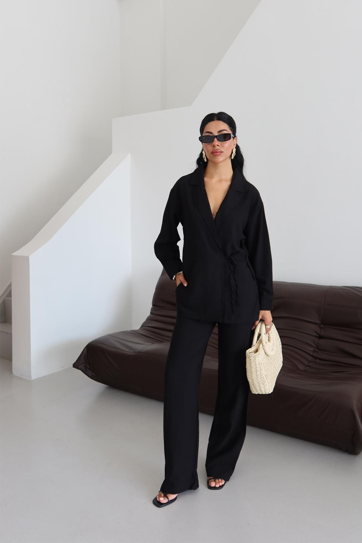 Urban Chic Kruvaze Yaka TakımUrban Chic Kruvaze Yaka Kadın Takım – Modern ve ZarifTAKIMİSTANGÜL BUTİK