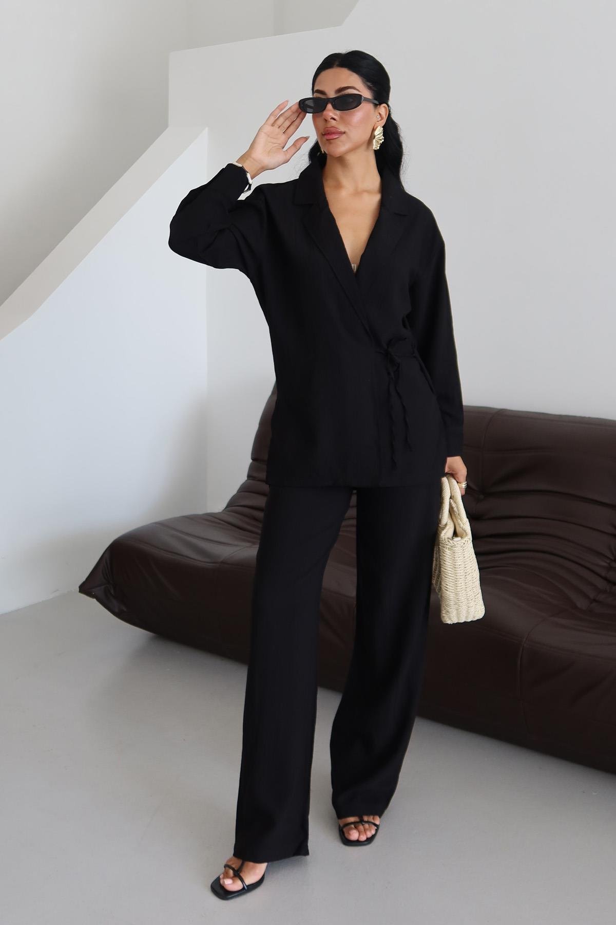 Urban Chic Kruvaze Yaka TakımUrban Chic Kruvaze Yaka Kadın Takım – Modern ve ZarifTAKIMİSTANGÜL BUTİK