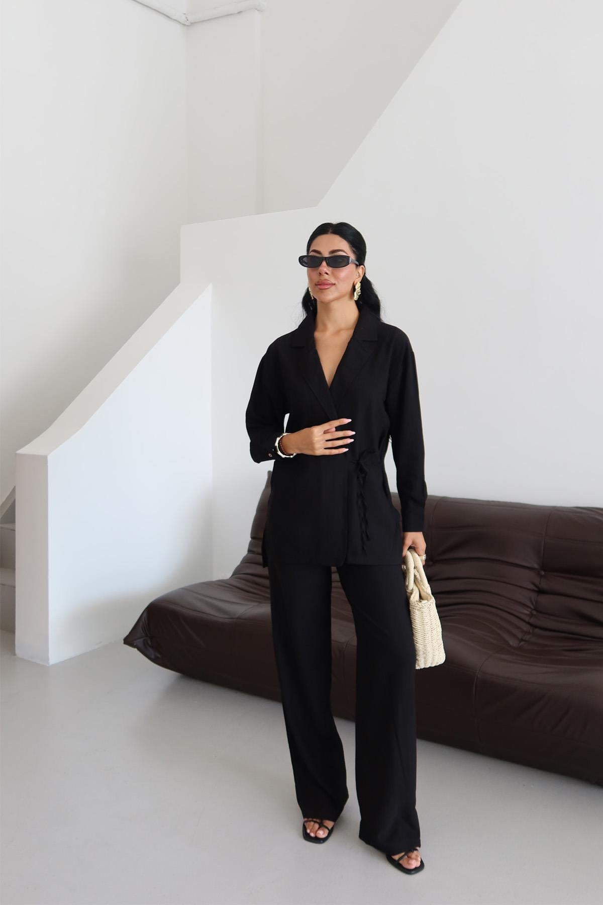 Urban Chic Kruvaze Yaka TakımUrban Chic Kruvaze Yaka Kadın Takım – Modern ve ZarifTAKIMİSTANGÜL BUTİK