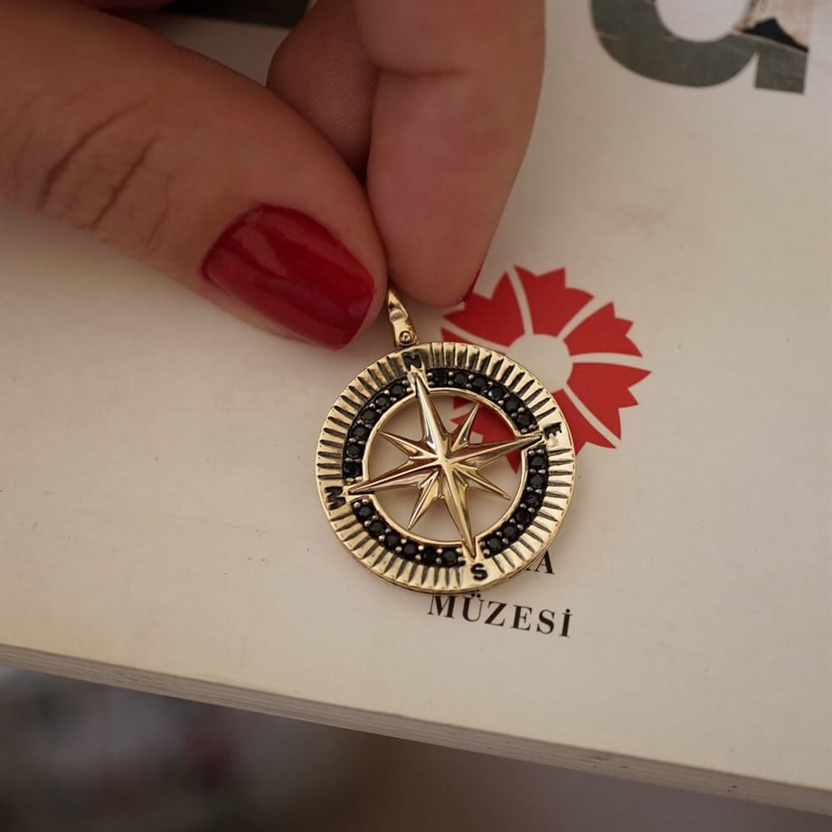Siyah Taşlı Altın Pusula Kolye Ucu