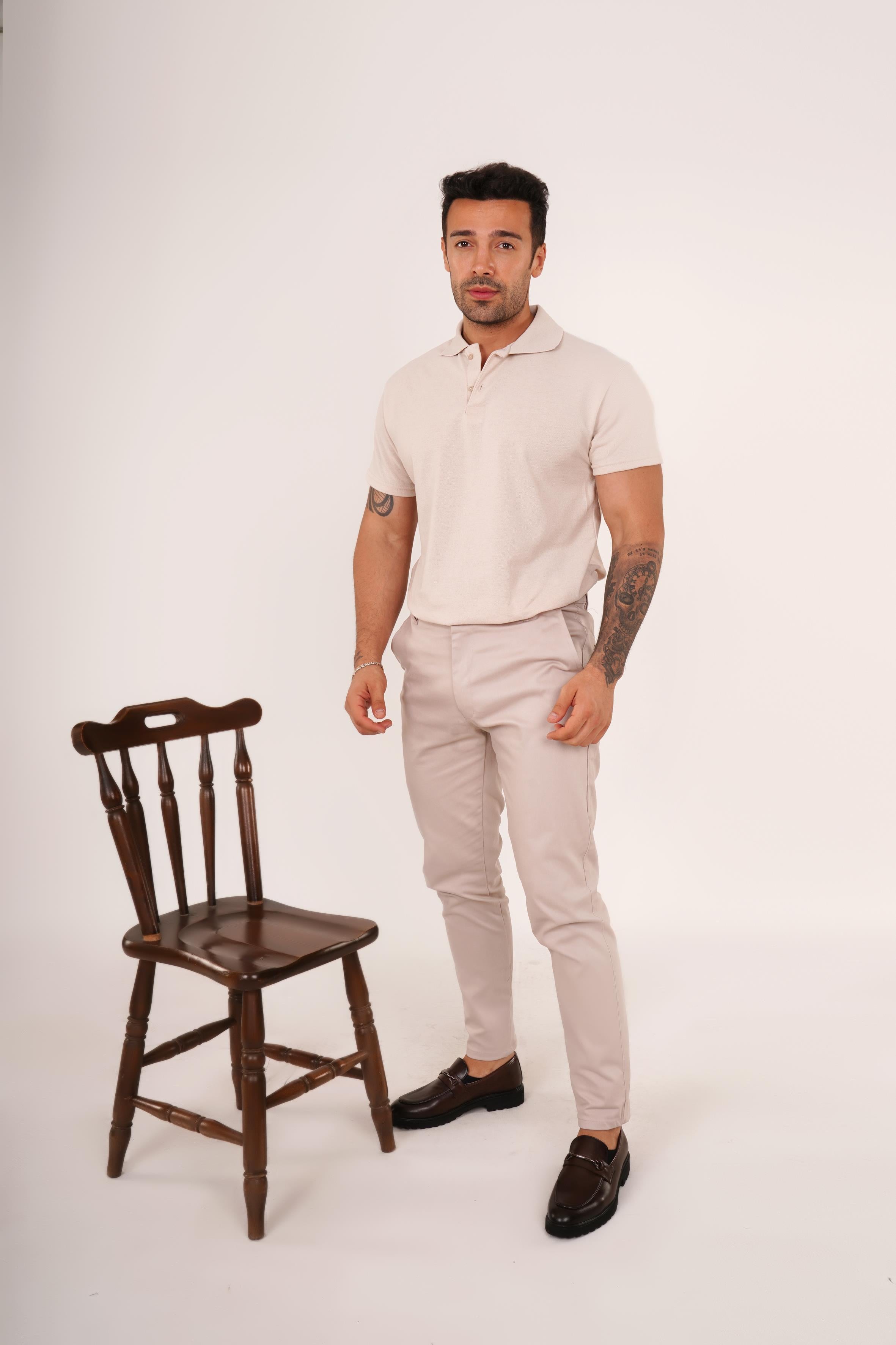 AYAKKABILI KOMBİNBej Polo Yaka,Bej Gabardin Düz Pant. KoyuKahve Zra Demir Aksesuarlı Klasik Ayakkabı KOMBİN