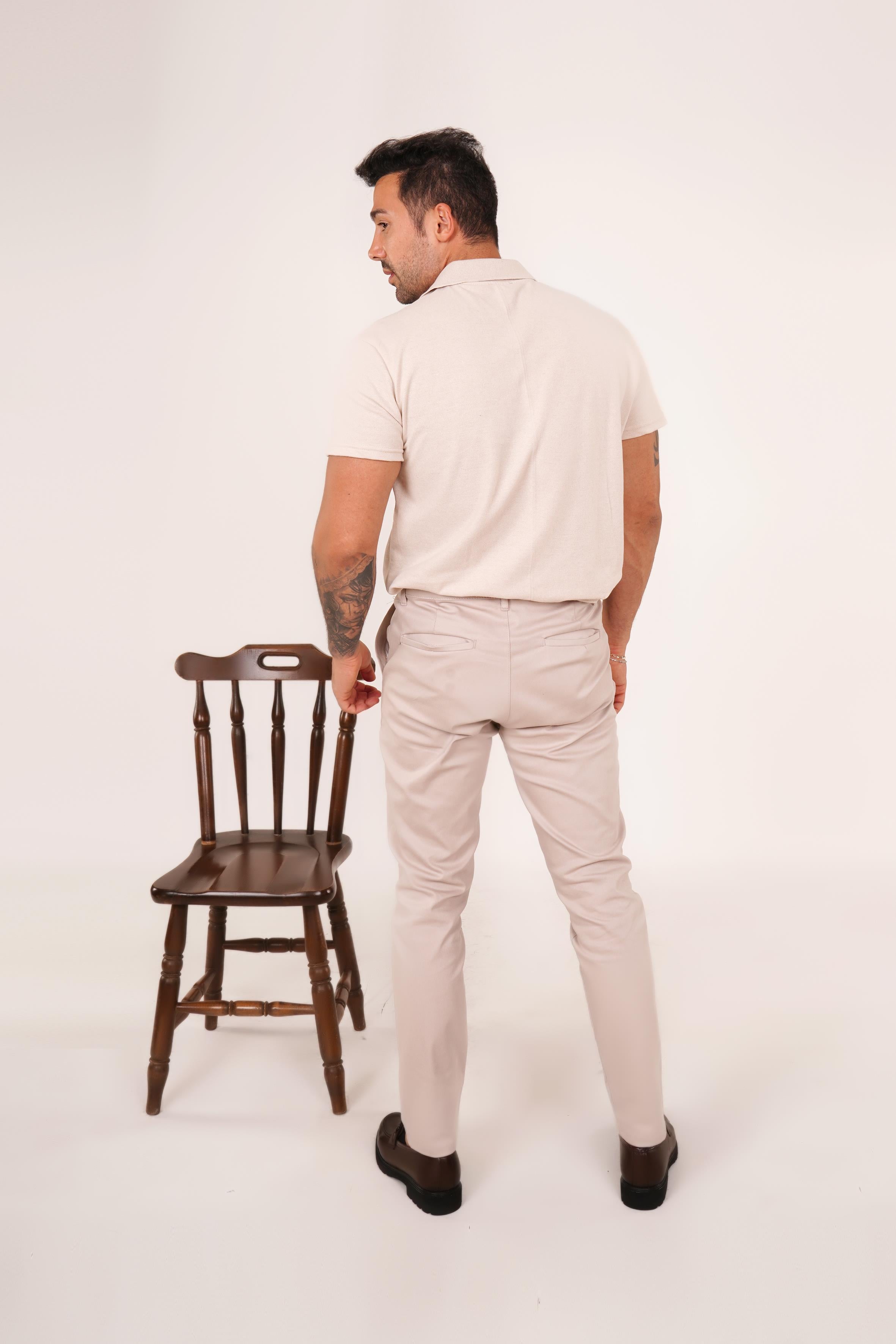 AYAKKABILI KOMBİNBej Polo Yaka,Bej Gabardin Düz Pant. KoyuKahve Zra Demir Aksesuarlı Klasik Ayakkabı KOMBİN