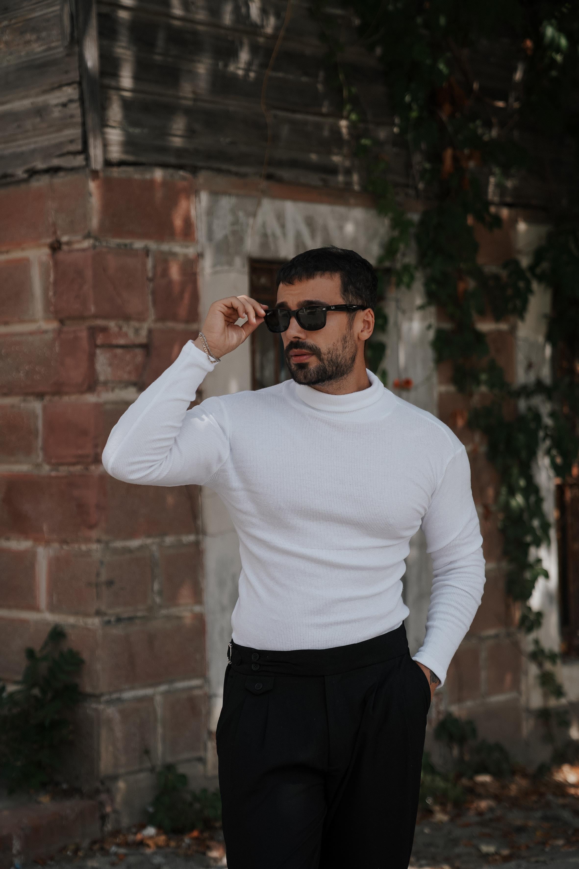 KOMBİNBeyaz Selanik Kaşkorse Boğazlı Kazak SC, Siyah Tokalı Duble Paça Kumaş Pantolon W11 5035