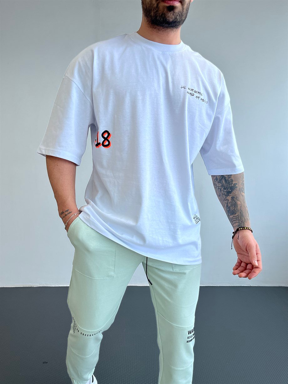 OVERSİZE TSHİRTLERBeyaz Gövde 18 Baskılı Sırt Maske Baskılı Oversize T-SHİRT BLTZ