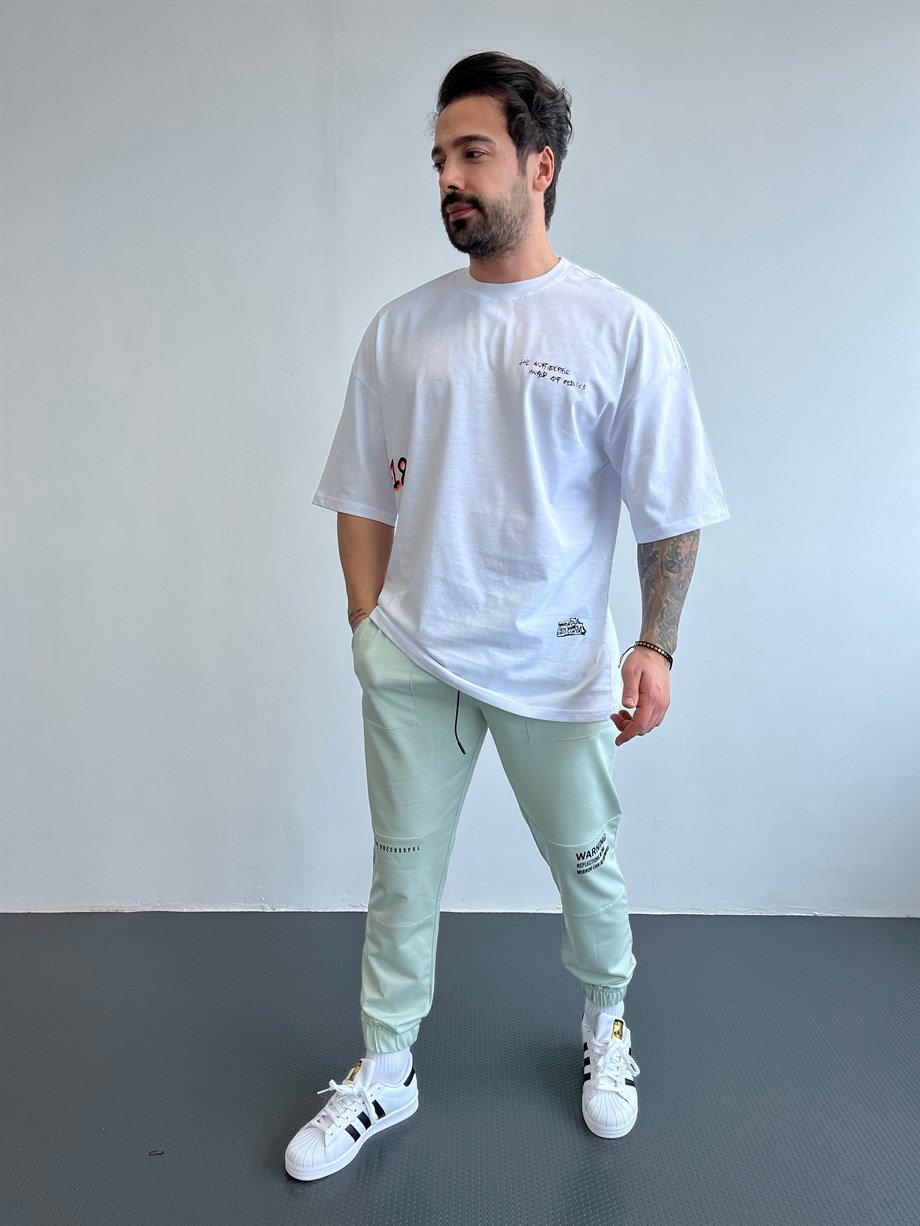 OVERSİZE TSHİRTLERBeyaz Gövde 18 Baskılı Sırt Maske Baskılı Oversize T-SHİRT BLTZ