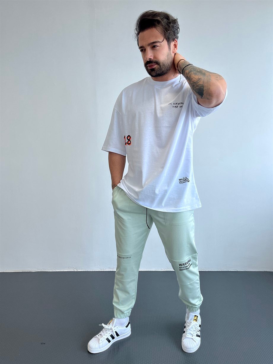 OVERSİZE TSHİRTLERBeyaz Gövde 18 Baskılı Sırt Maske Baskılı Oversize T-SHİRT BLTZ
