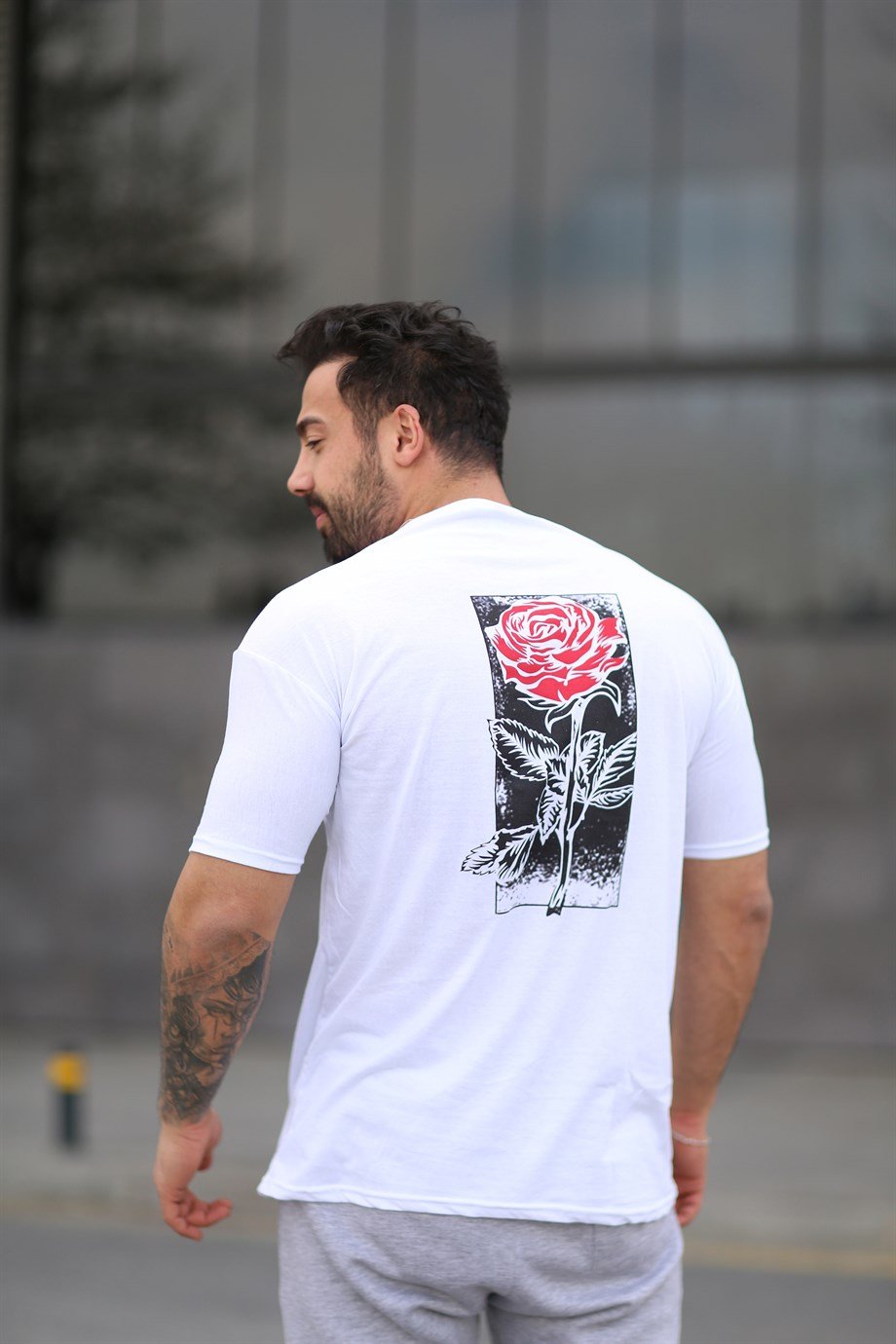 OVERSİZE TSHİRTLERBeyaz Sırt Gül Baskılı Oversize T-SHİRT TMB