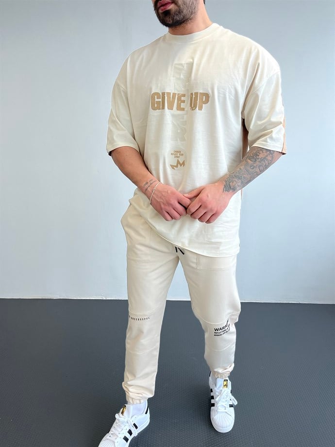 OVERSİZE TSHİRTLERKrem Göğüs Gıve UP Baskılı Sırt Kahve Oversize T-SHİRT BRZY