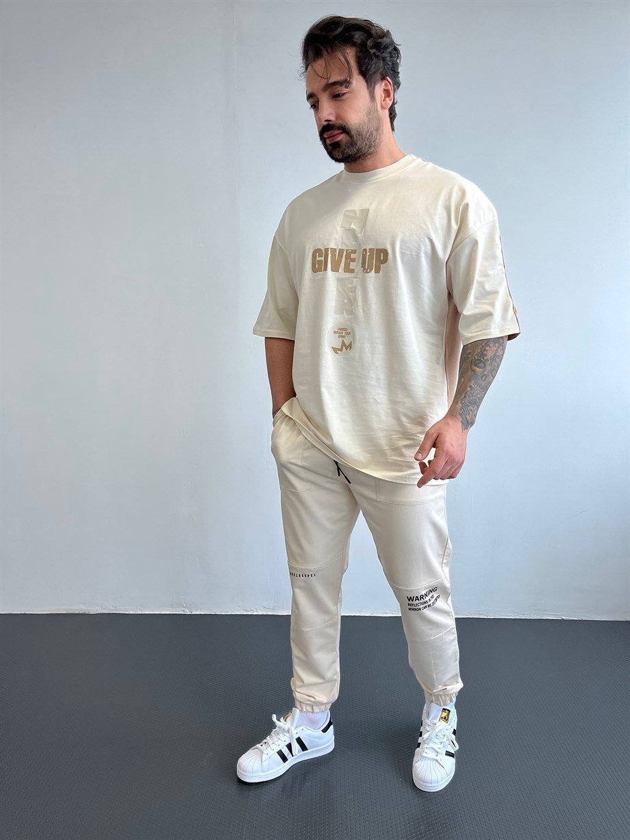 OVERSİZE TSHİRTLERKrem Göğüs Gıve UP Baskılı Sırt Kahve Oversize T-SHİRT BRZY