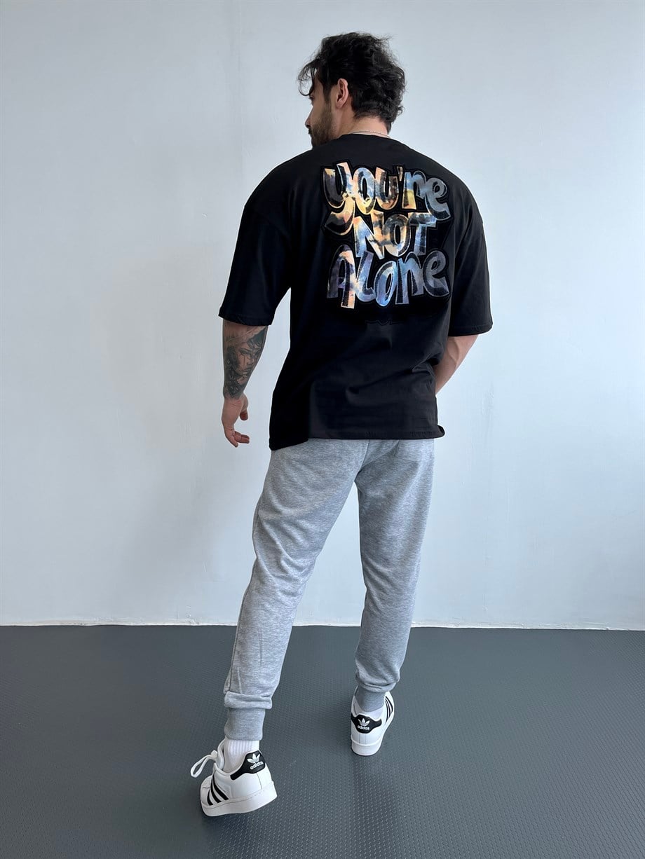 OVERSİZE TSHİRTLERSiyah Gövde Just Trust Sırt Alone Baskılı Oversize T-SHİRT BRZY