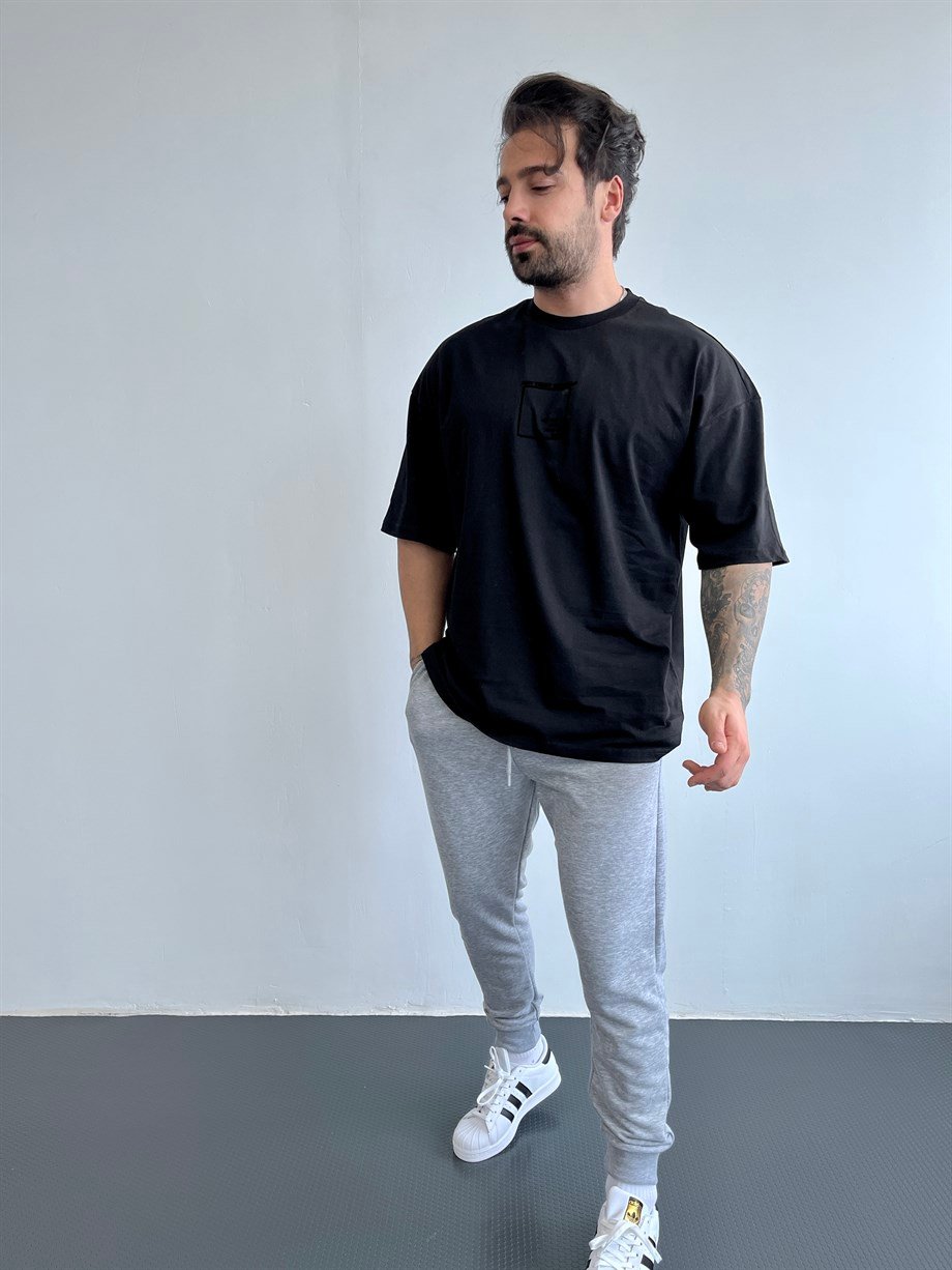 OVERSİZE TSHİRTLERSiyah Gövde Just Trust Sırt Alone Baskılı Oversize T-SHİRT BRZY