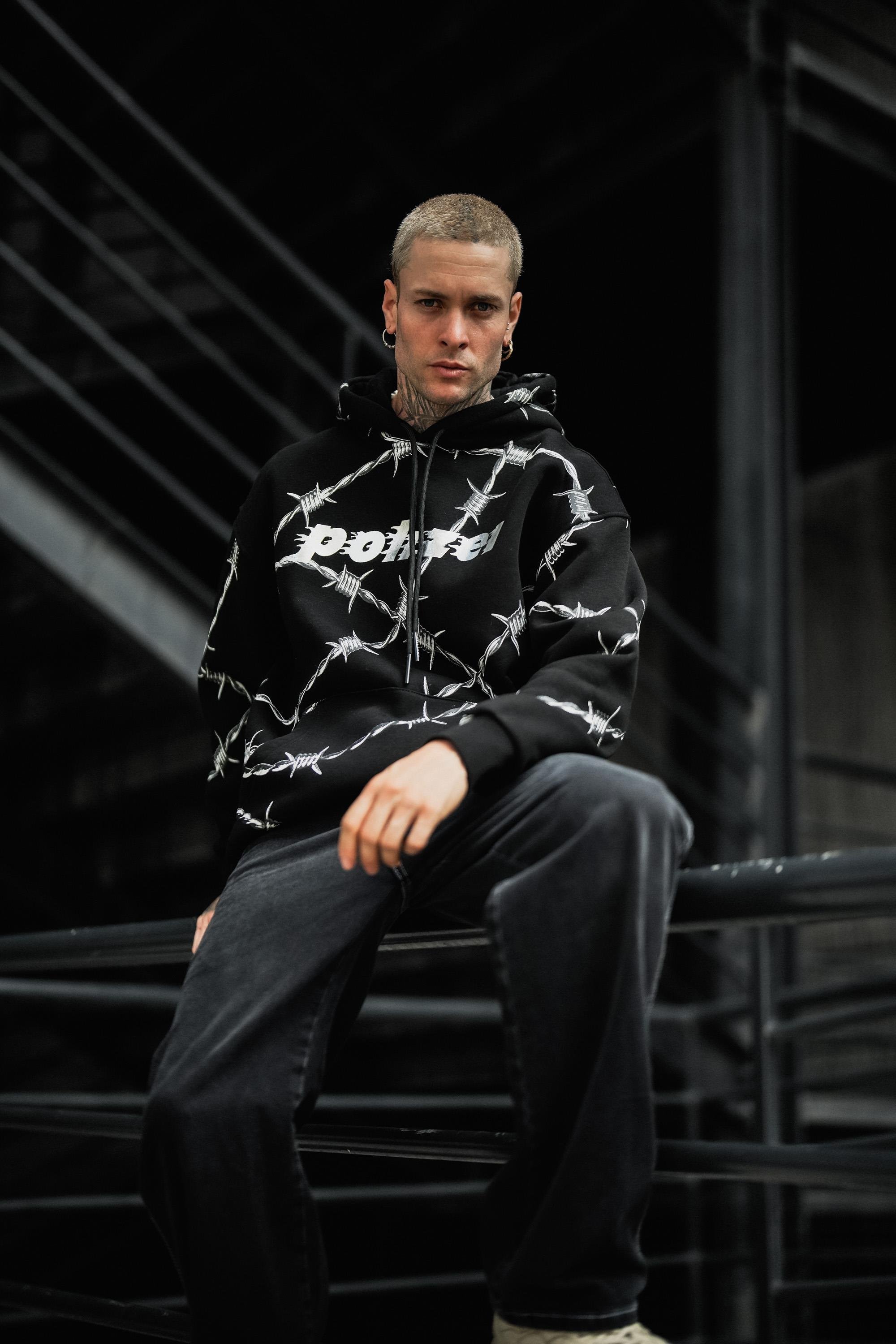 SweatSiyah Tel Örgü Pano Baskı Düz Kapşonlu  Sweatshirt PLZ