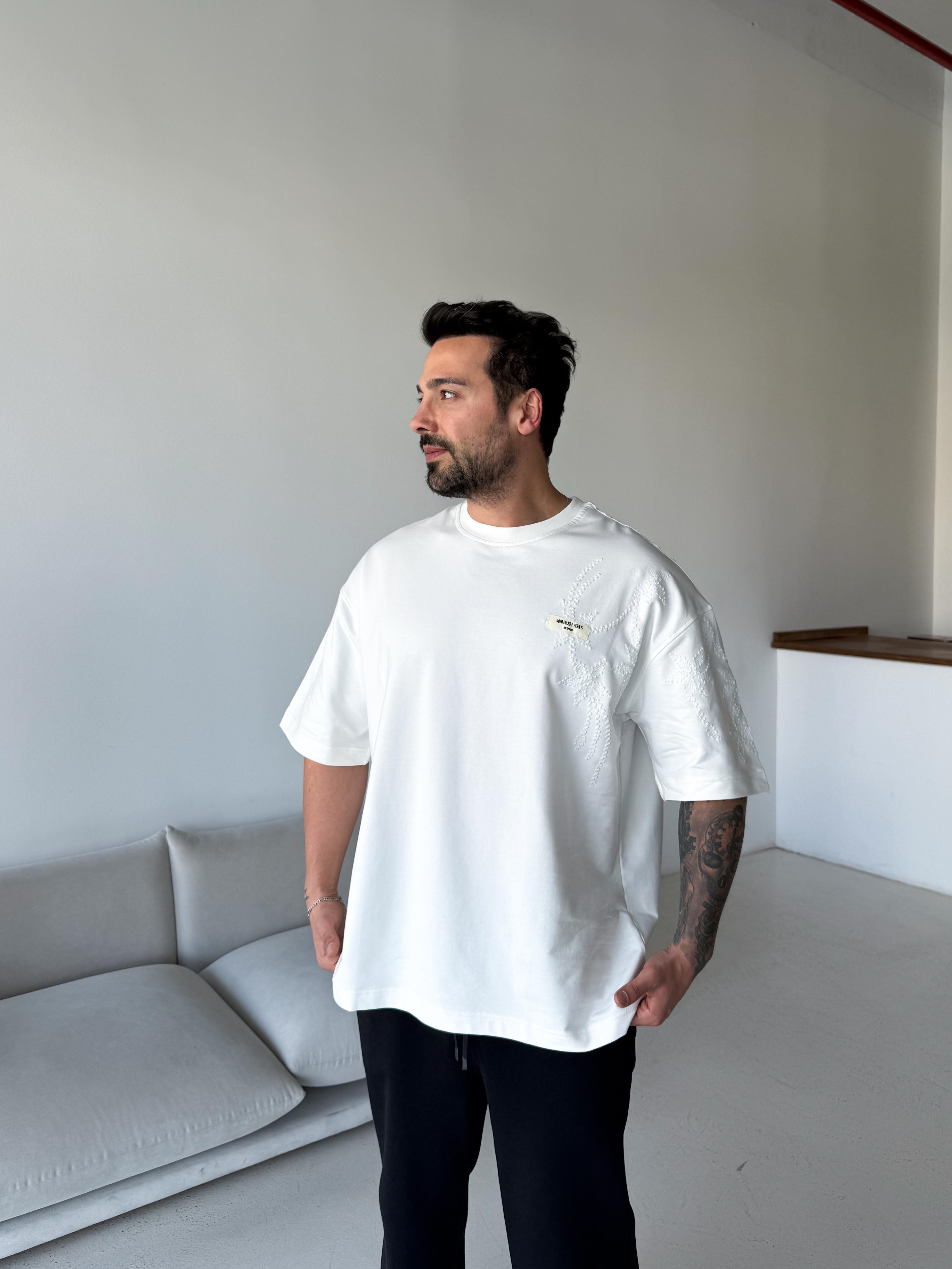 T-SHİRTBeyaz Minimalism İşlemeli Compak Tişört RSP 1031