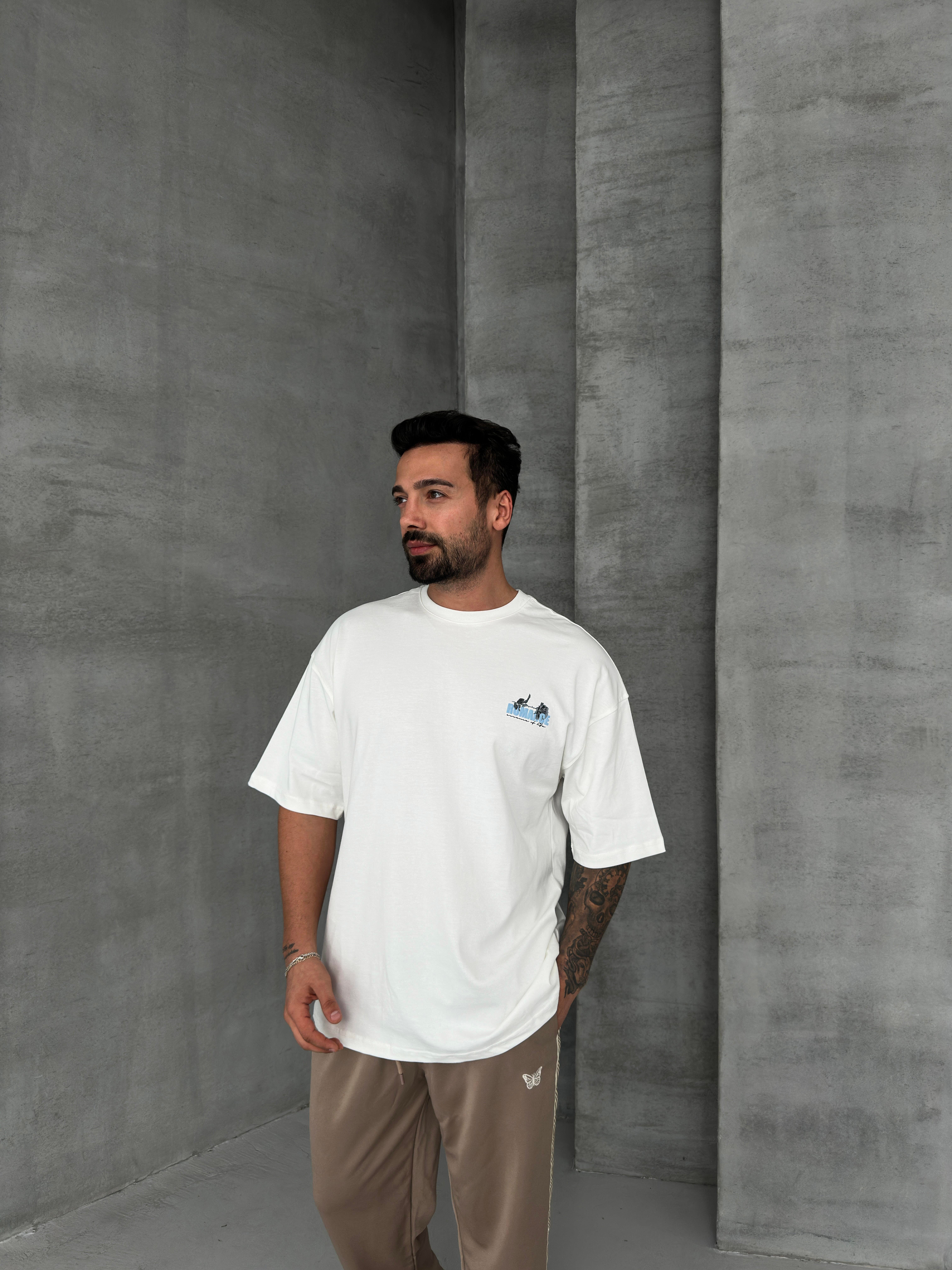 T-SHİRTBeyaz Sırt Rose Baskılı Oversize T-SHİRT 70102