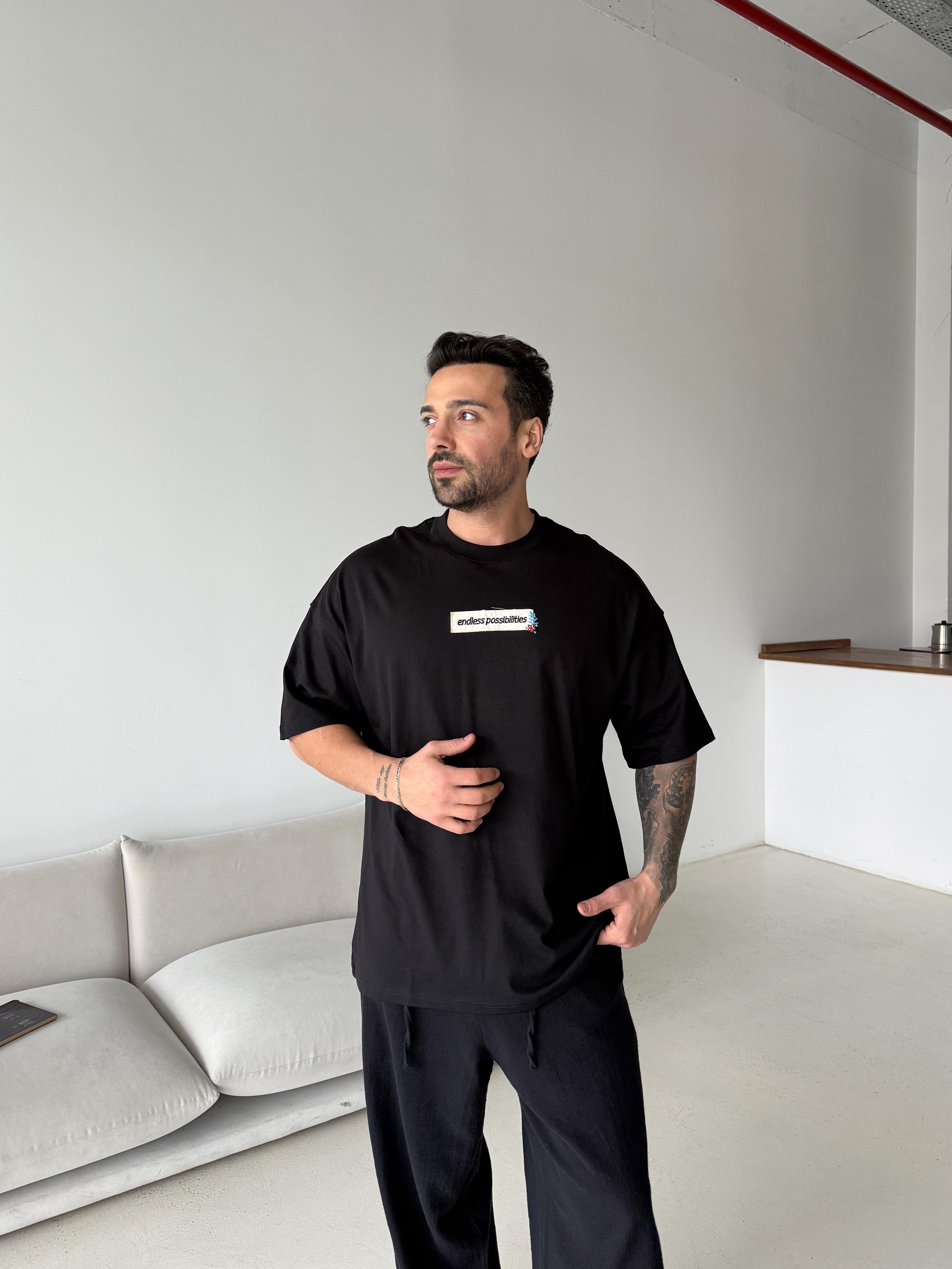 T-SHİRTSiyah Endless Nakışlı Oversize Tişört JJ
