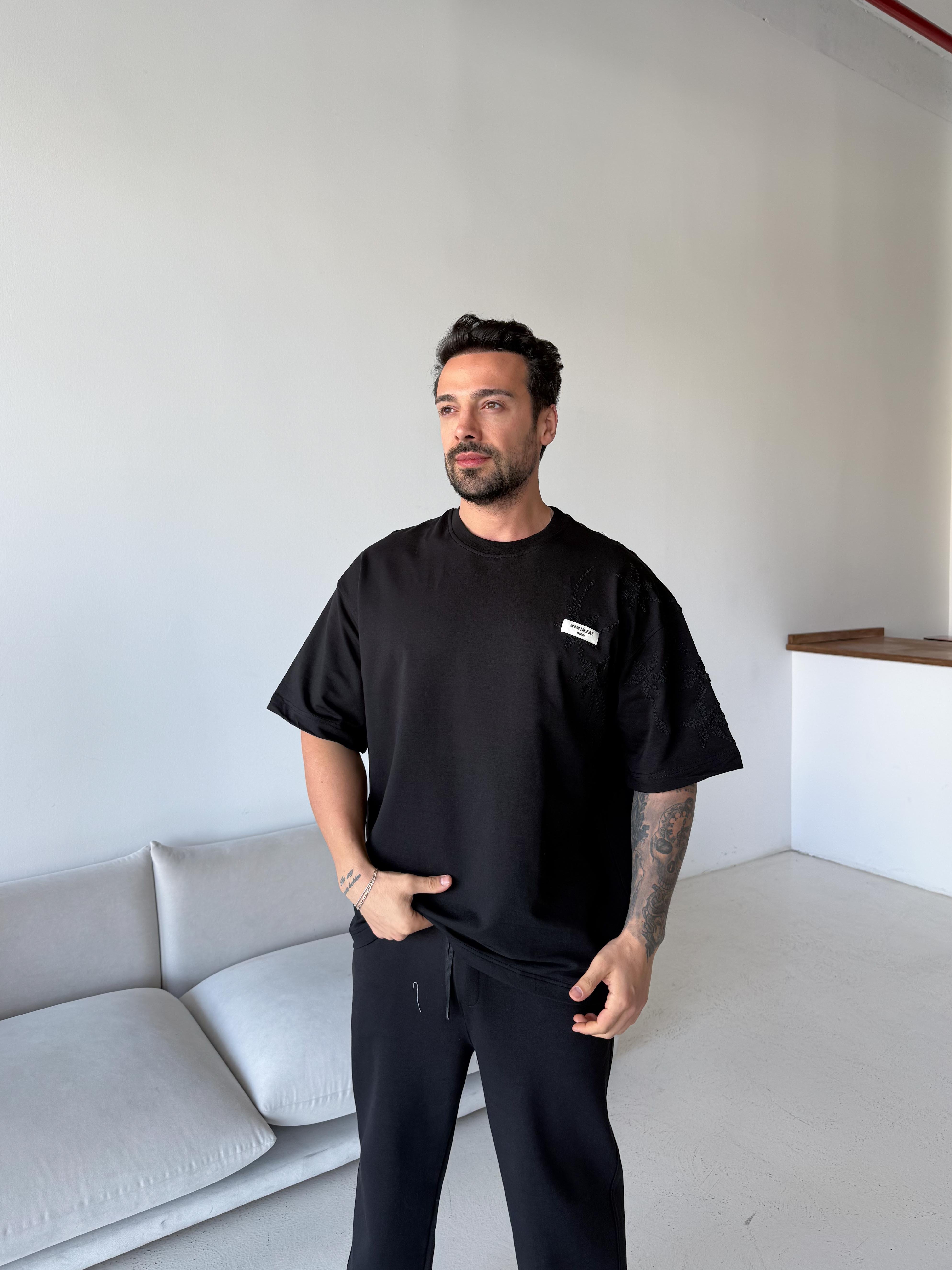 T-SHİRTSiyah Minimalism İşlemeli Compak Tişört RSP 1031