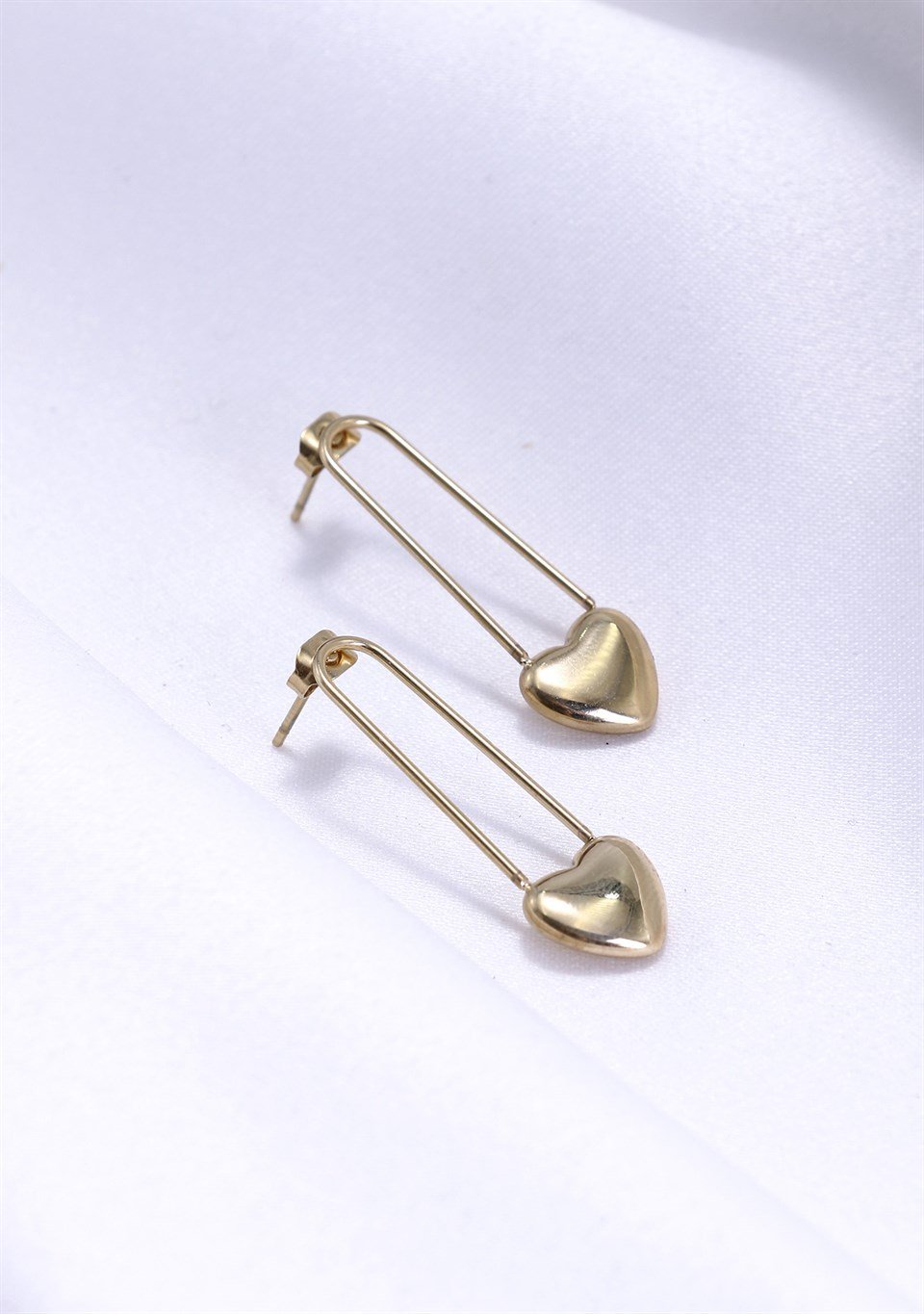 Altın Sarısı Renkli Çengel İgne Motifli Tasarım Çelik Küpe 