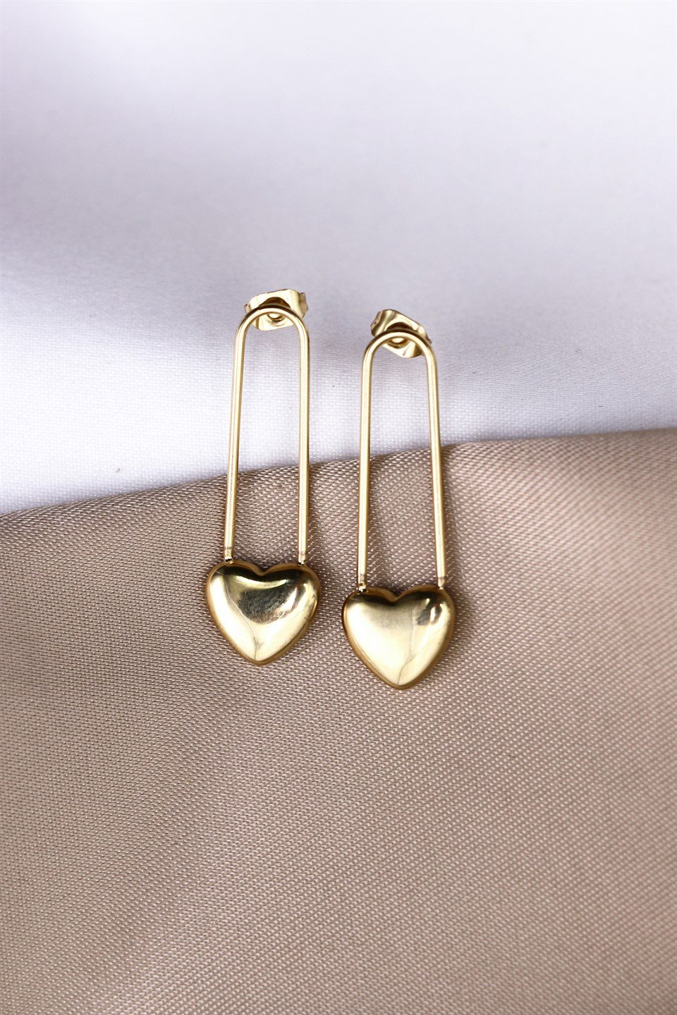 Altın Sarısı Renkli Çengel İgne Motifli Tasarım Çelik Küpe 