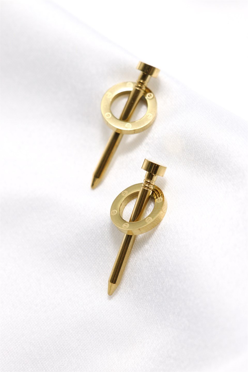 Altın Sarısı Renkli Çivi Motifli Halka Detaylı Çelik Küpe 