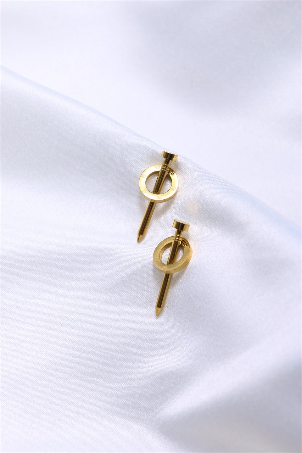 Altın Sarısı Renkli Çivi Motifli Halka Detaylı Çelik Küpe 