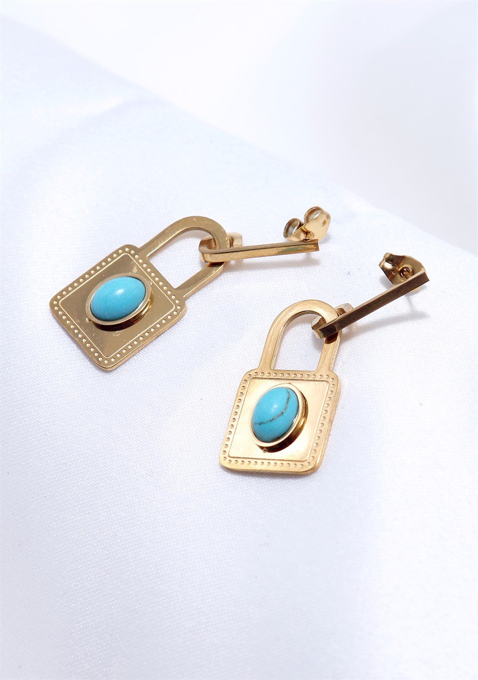 Altın Sarısı Renkli Firuze Taşlı Kilir Motifli Çelik Küpe 