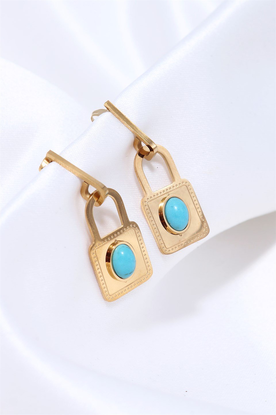 Altın Sarısı Renkli Firuze Taşlı Kilir Motifli Çelik Küpe 