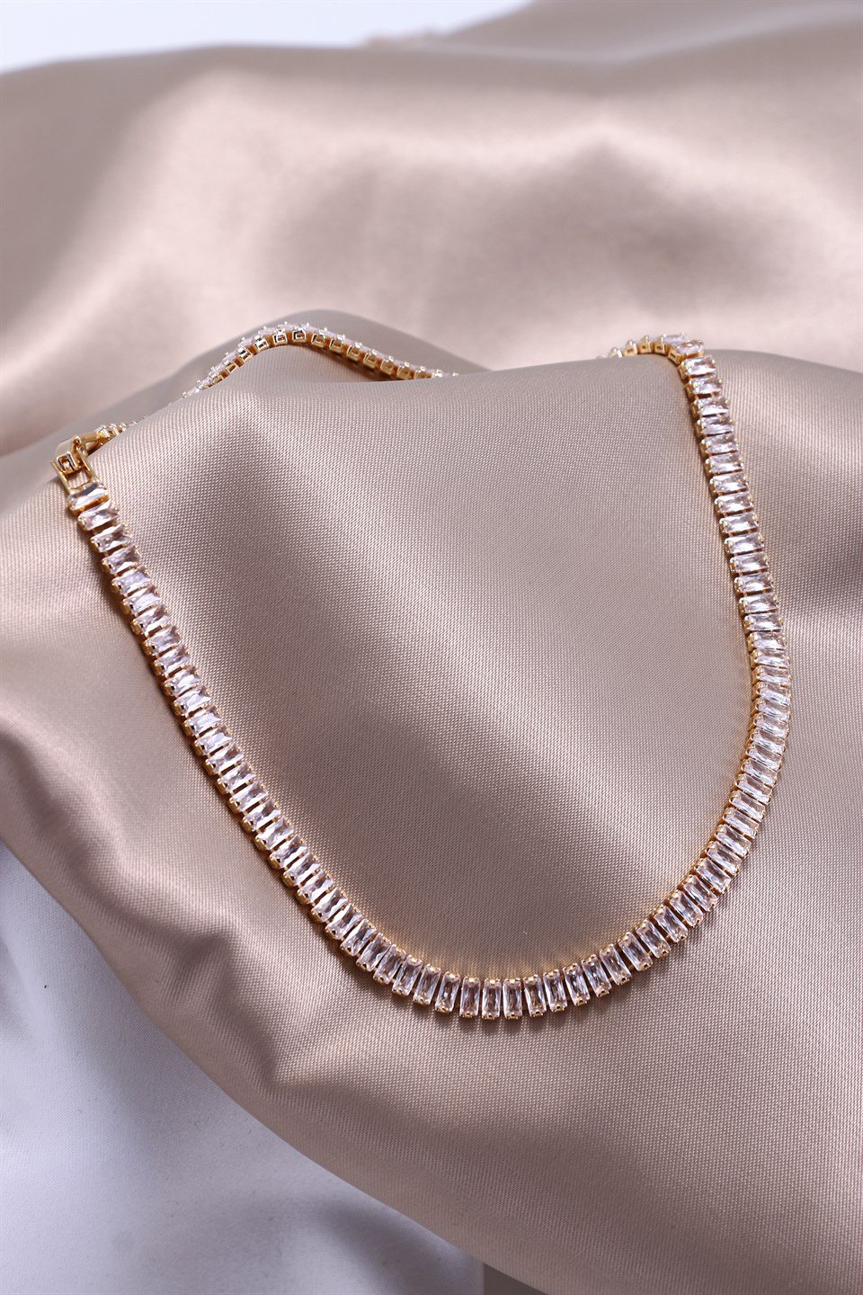 Altın Sarısı Renkli kesme Baget Taşlı Su Yolu Choker Kolye 