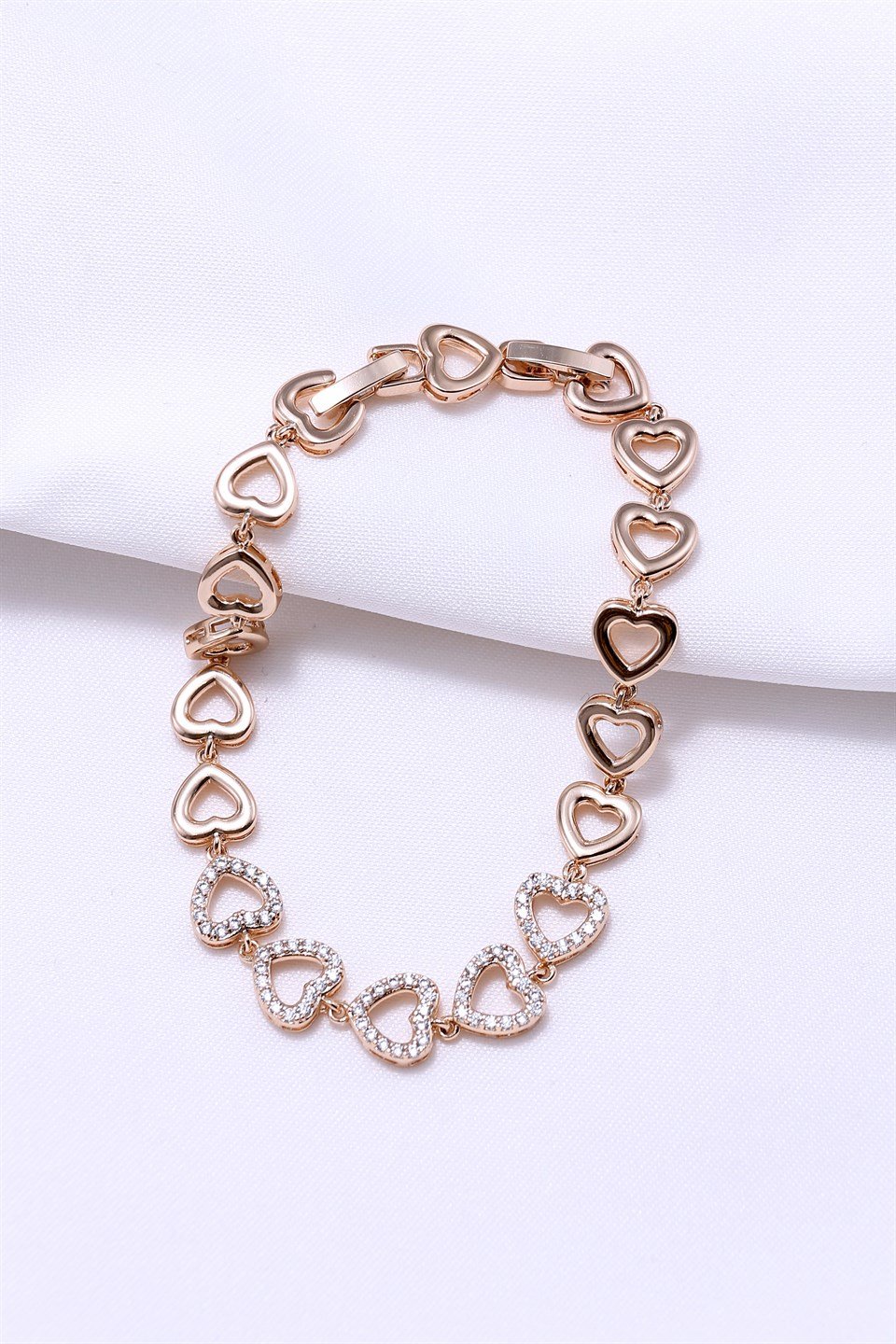 Altın Sarısı Renkli Zirkon Taşlı Baget Kesim Kalp Motifli Bileklik