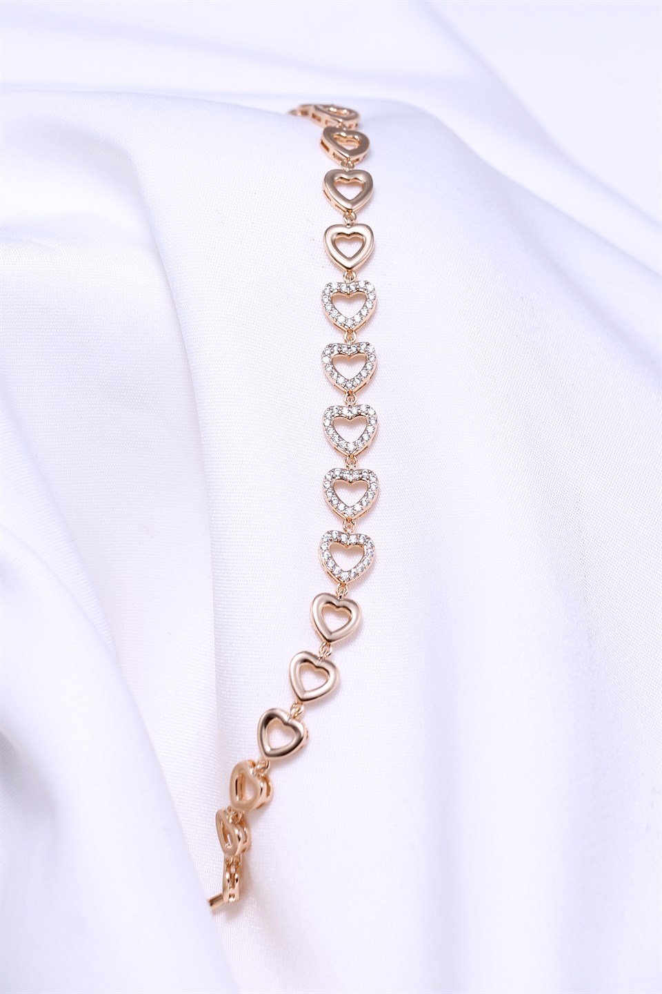 Altın Sarısı Renkli Zirkon Taşlı Baget Kesim Kalp Motifli Bileklik