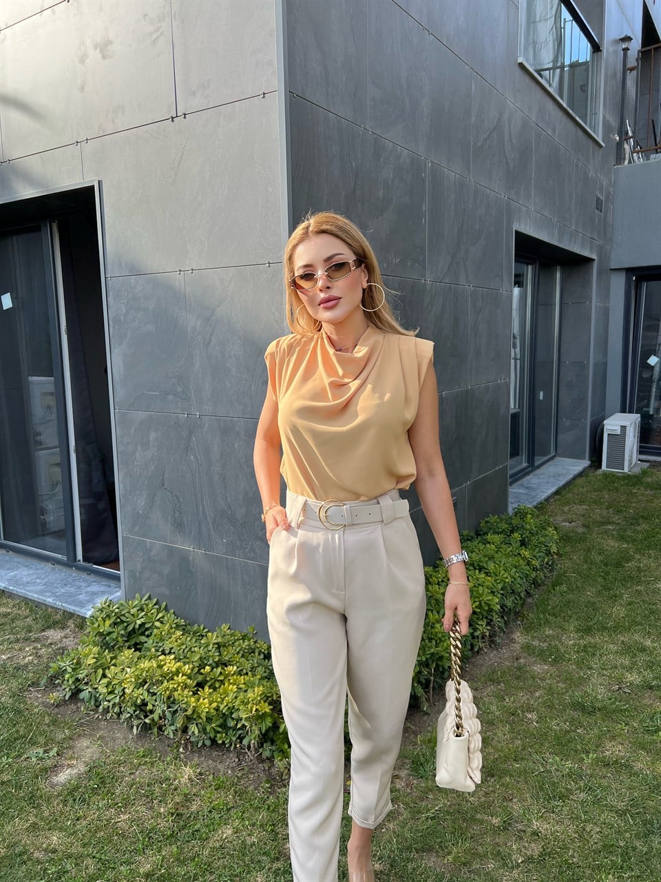 Atlas Kumaş Duble Paça Taş Rengi Kemerli Pantolon