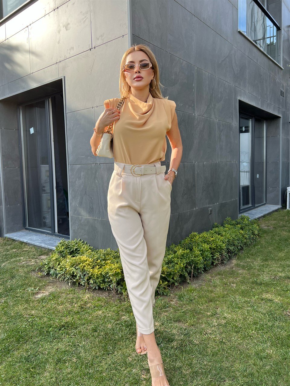 Atlas Kumaş Duble Paça Taş Rengi Kemerli Pantolon