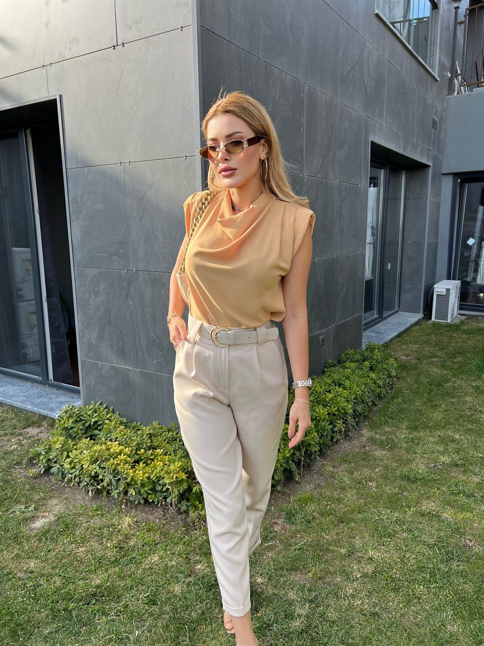 Atlas Kumaş Duble Paça Taş Rengi Kemerli Pantolon