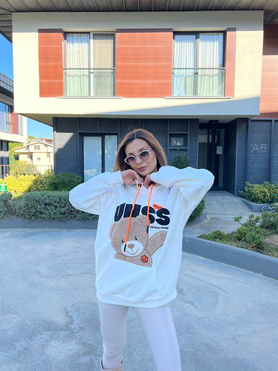 Bear Peluş İşlemeli Beyaz Kapüşonlu Sweat