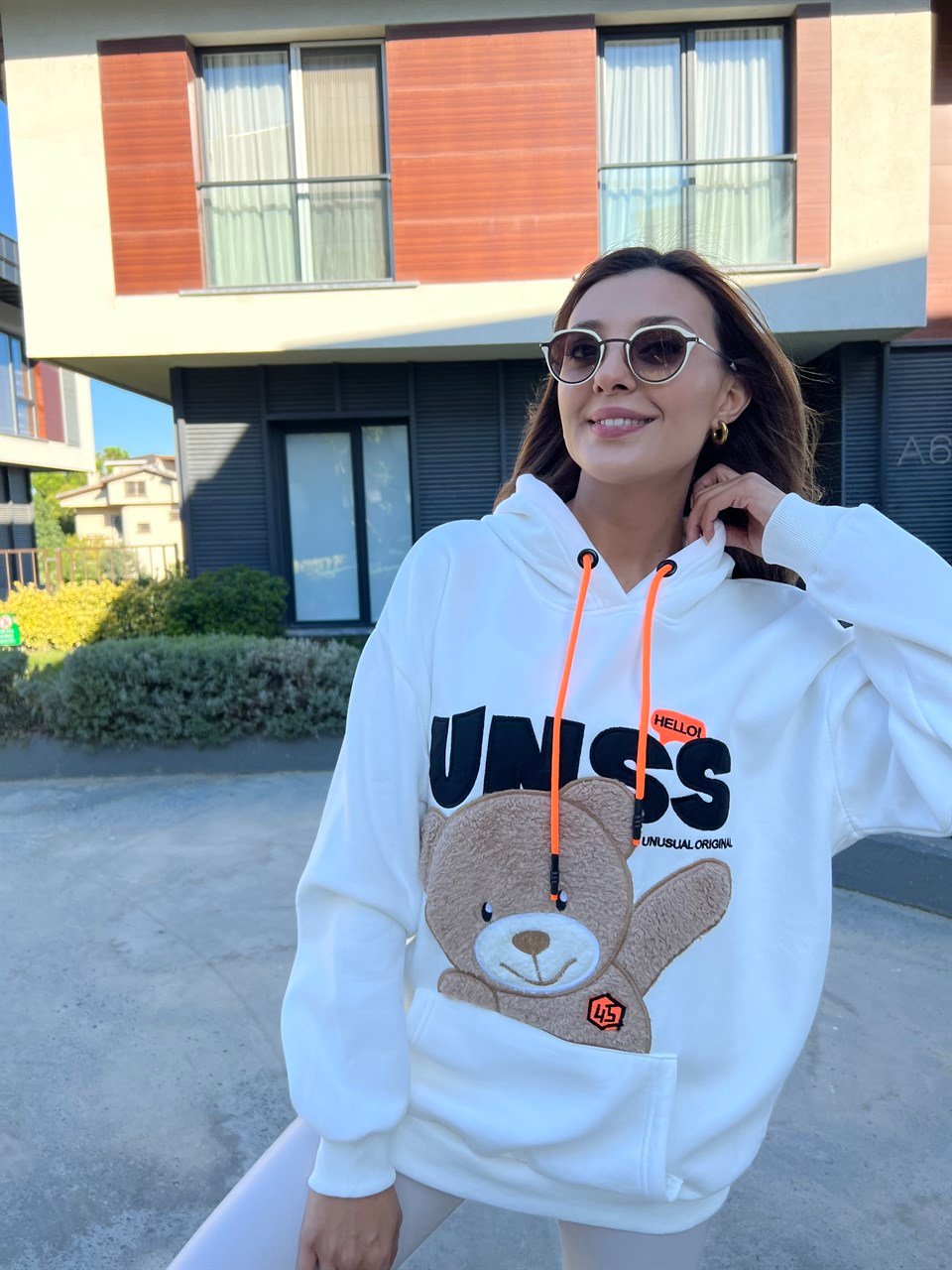 Bear Peluş İşlemeli Beyaz Kapüşonlu Sweat