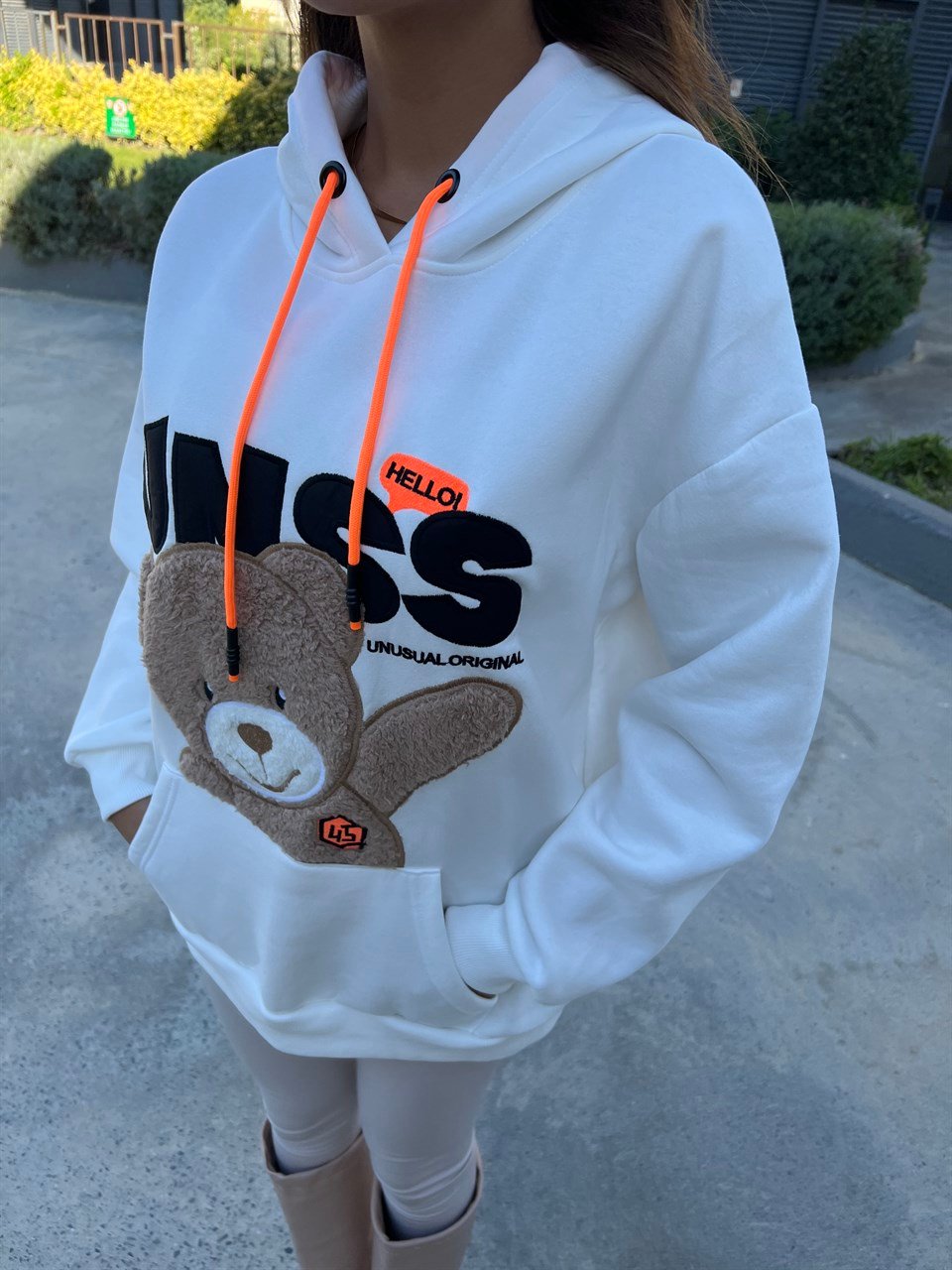 Bear Peluş İşlemeli Beyaz Kapüşonlu Sweat